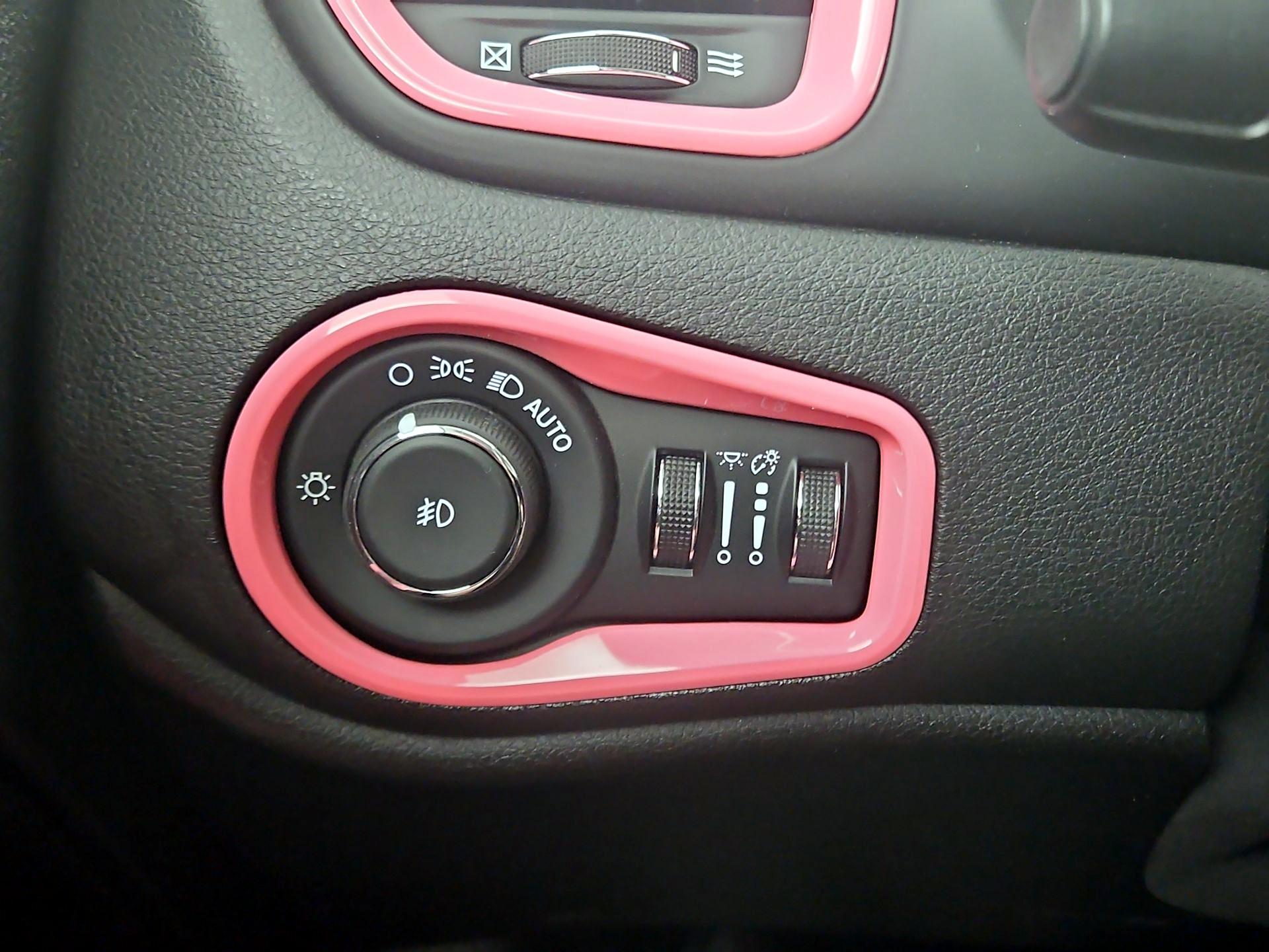 Thumbnail: 2016 Jeep Renegade - 13