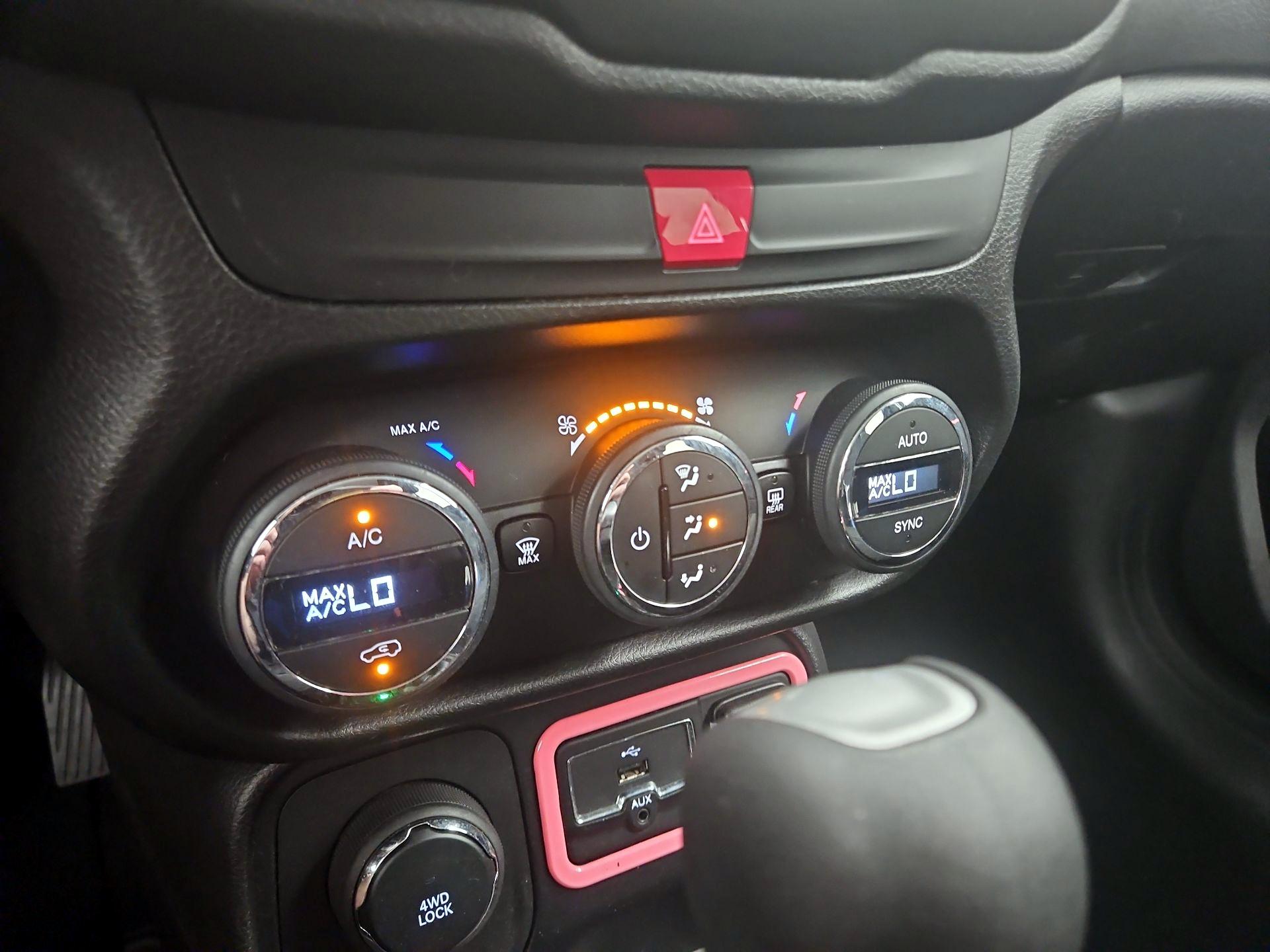 Thumbnail: 2016 Jeep Renegade - 17