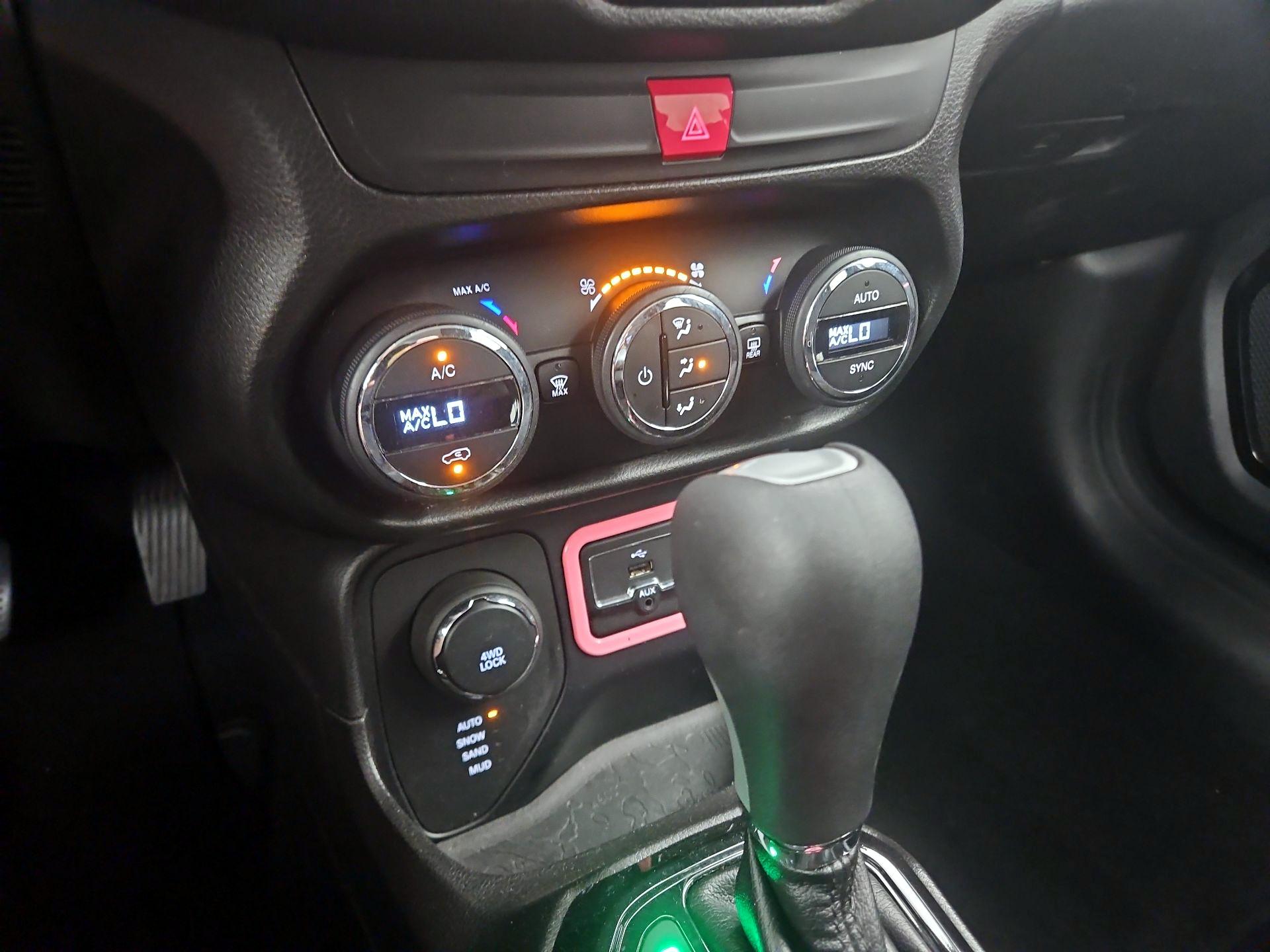 Thumbnail: 2016 Jeep Renegade - 19
