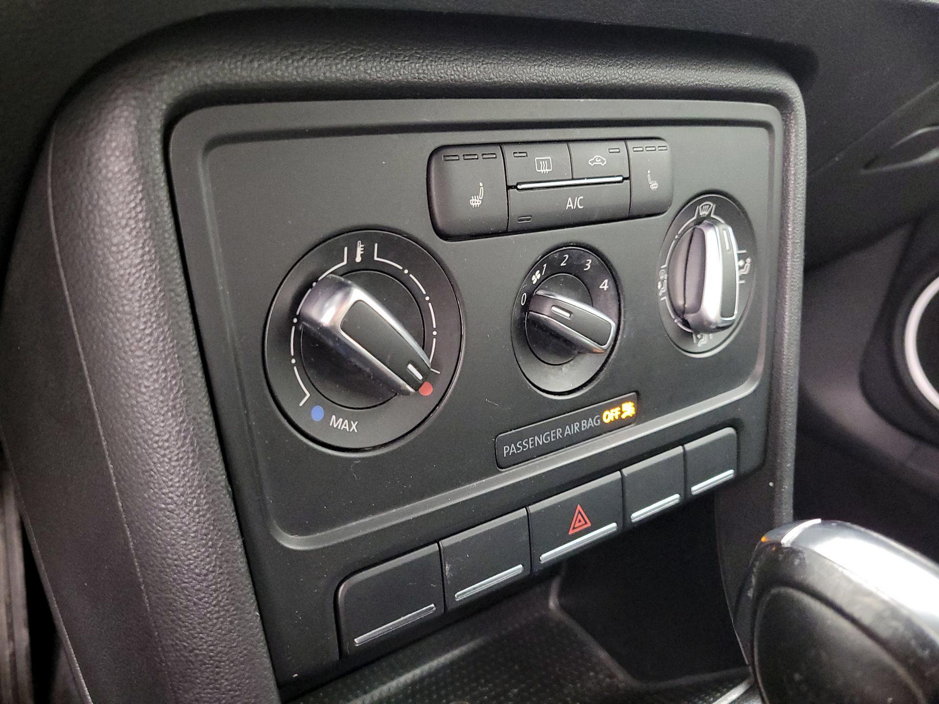 Thumbnail: 2014 Volkswagen Beetle - 15