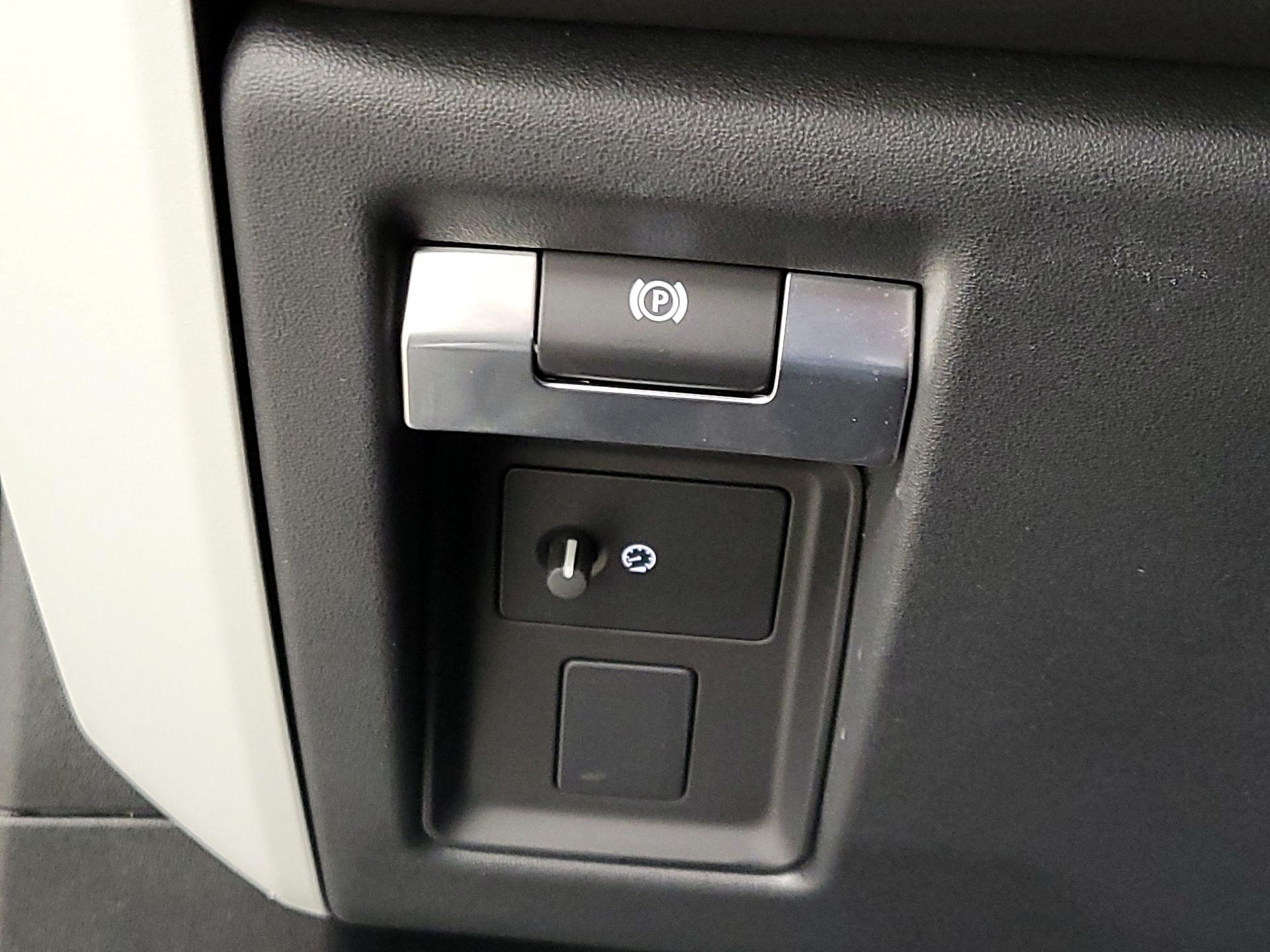 Thumbnail: 2024 Land Rover Defender - 13