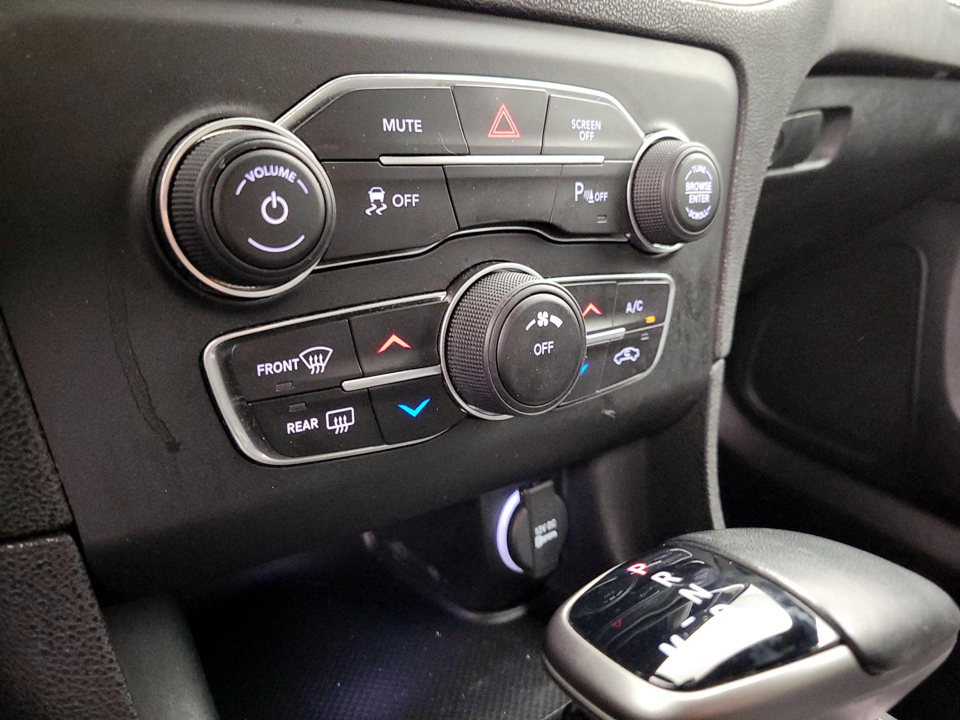 Thumbnail: 2020 Dodge Charger - 16