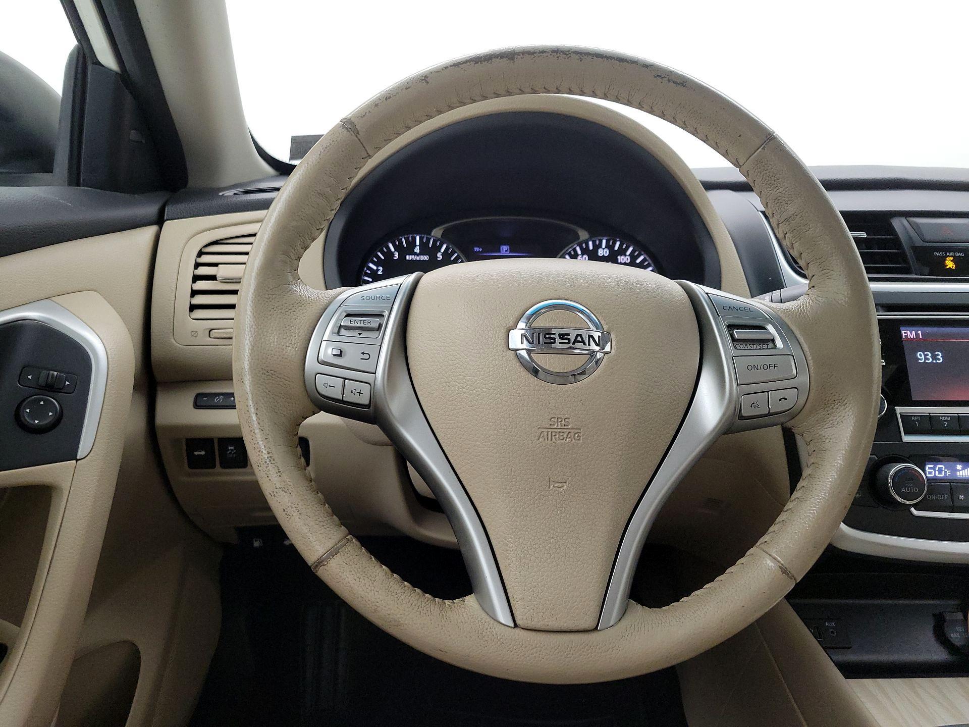 Thumbnail: 2017 Nissan Altima - 10