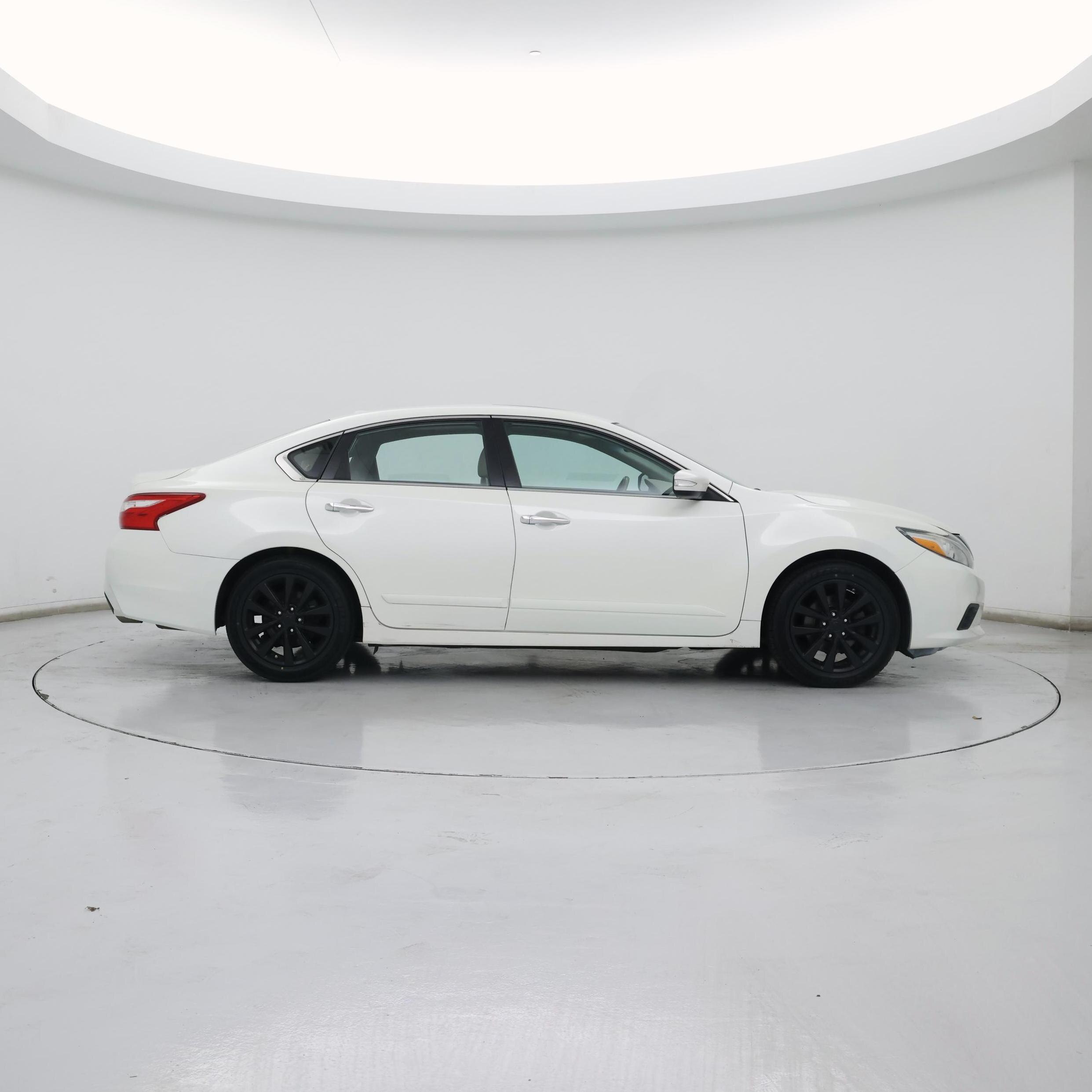 Thumbnail: 2017 Nissan Altima - 7