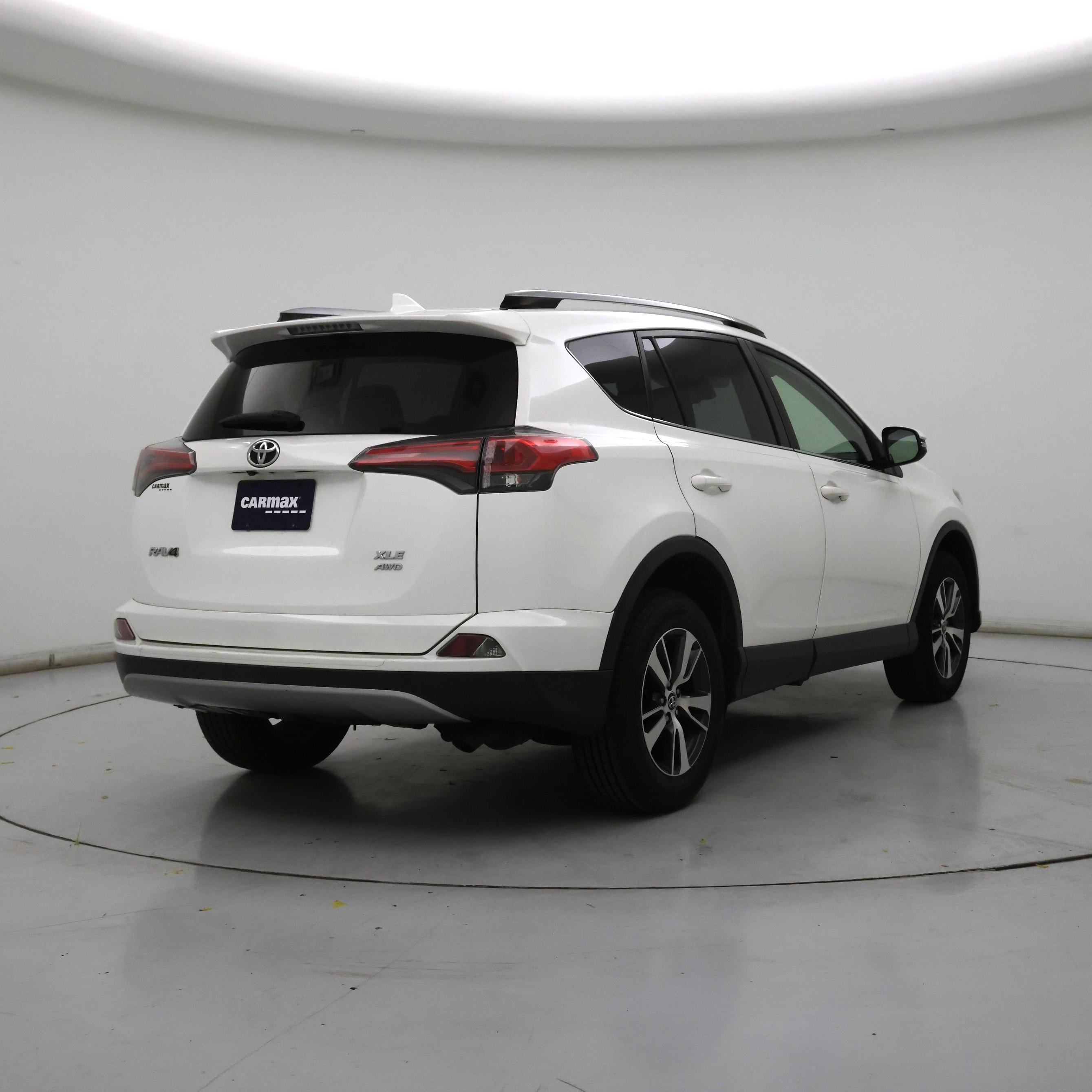 Thumbnail: 2017 Toyota RAV4 - 8