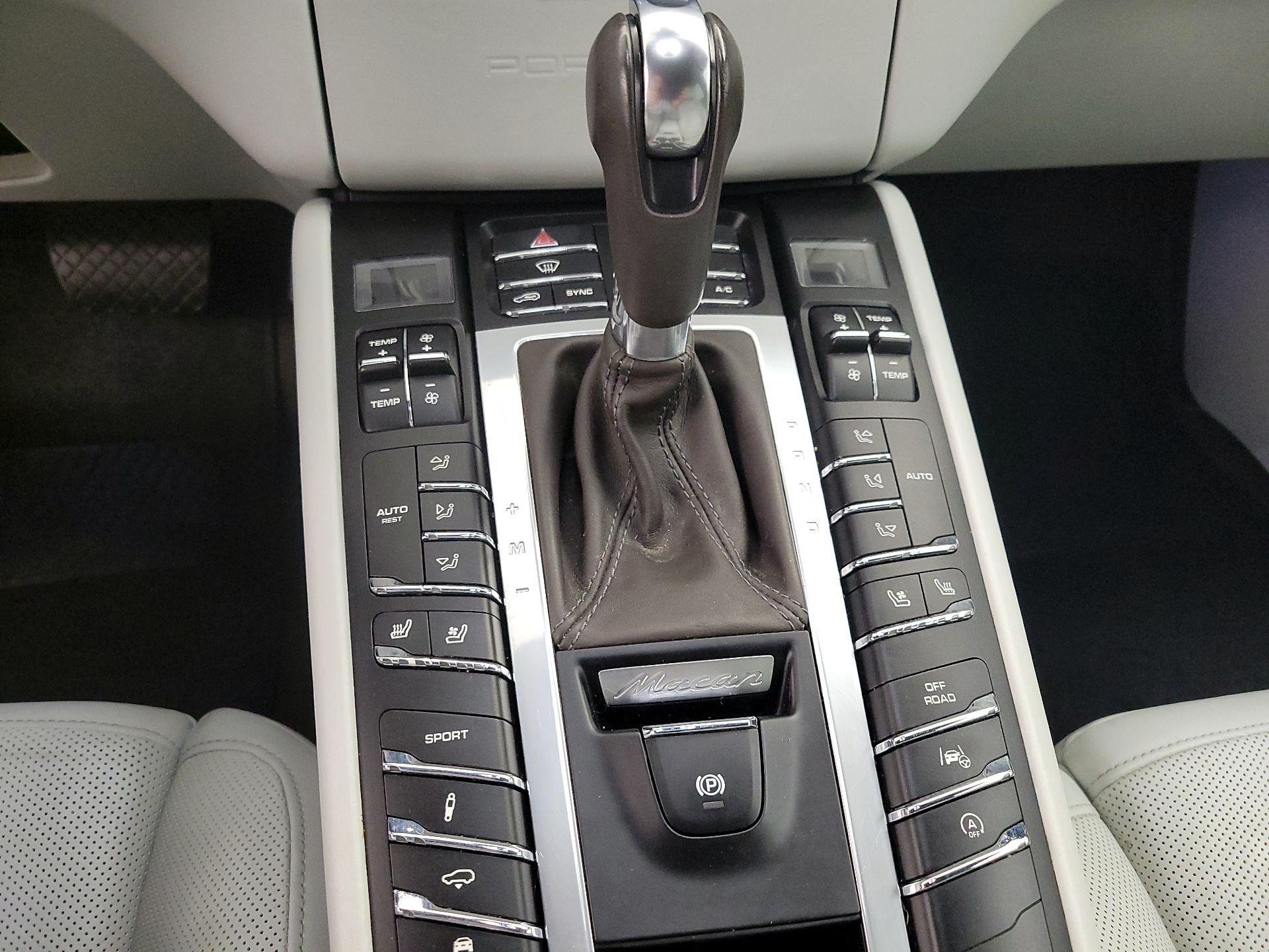 Thumbnail: 2018 Porsche Macan - 18