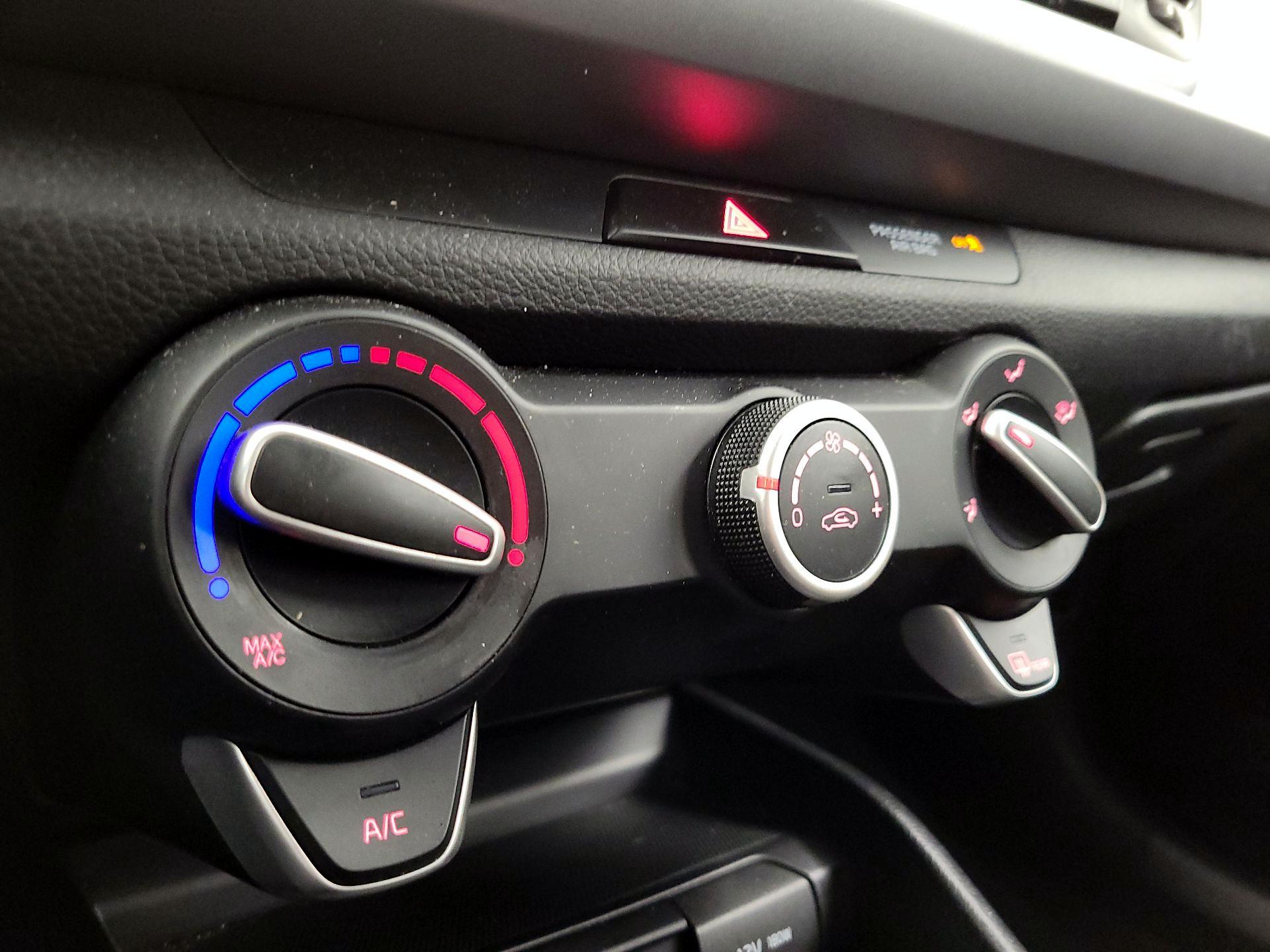 Thumbnail: 2022 Kia Rio - 16