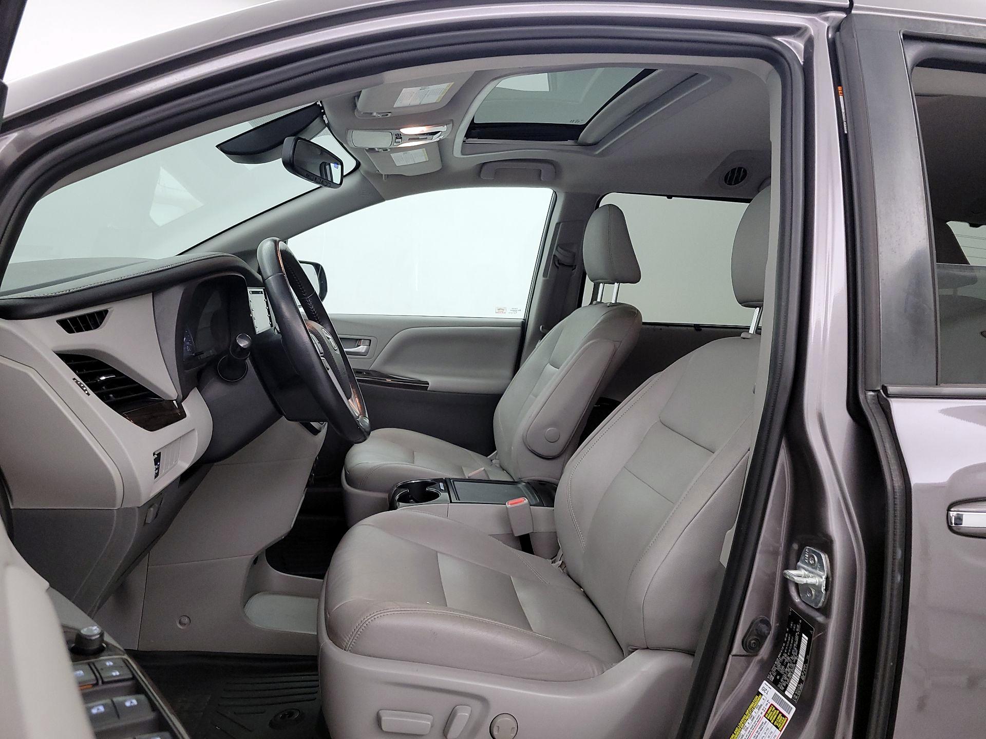 Thumbnail: 2020 Toyota Sienna - 11