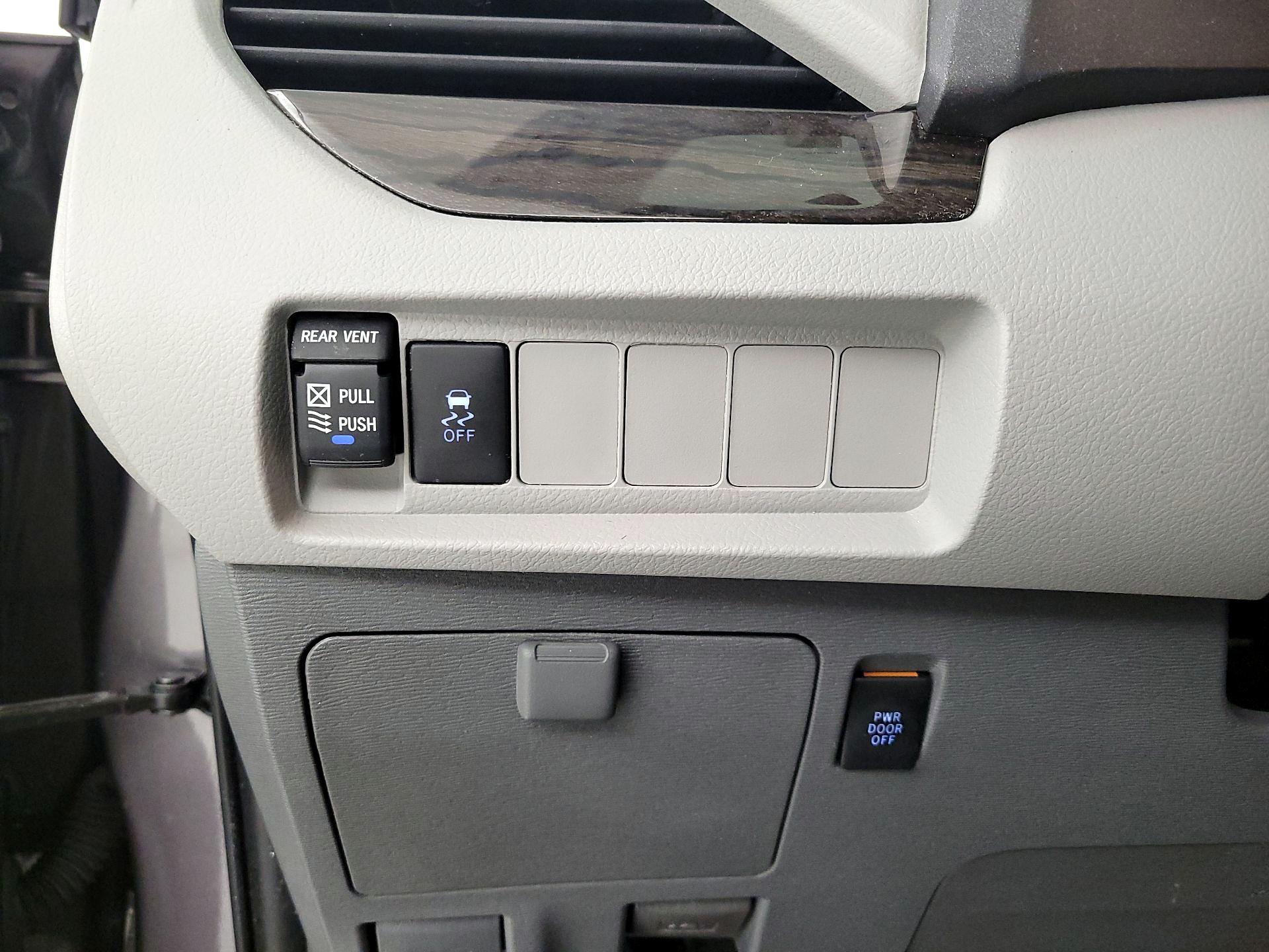 Thumbnail: 2020 Toyota Sienna - 13