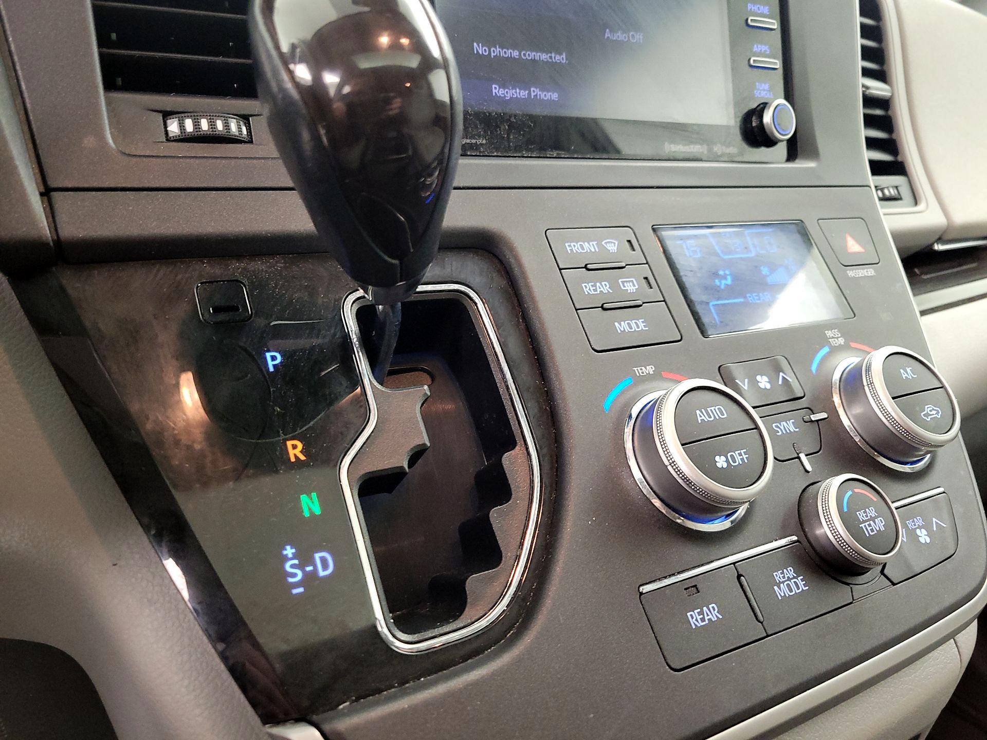 Thumbnail: 2020 Toyota Sienna - 18