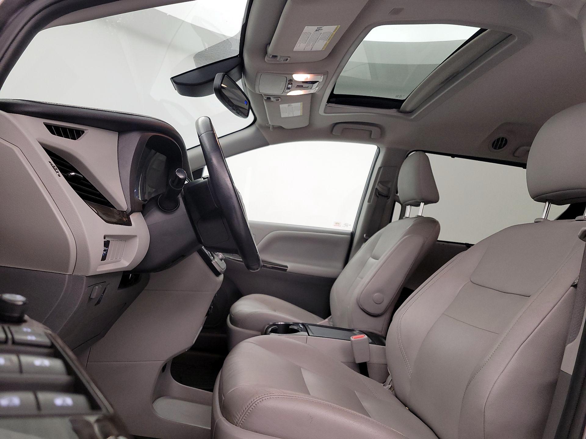 Thumbnail: 2020 Toyota Sienna - 20