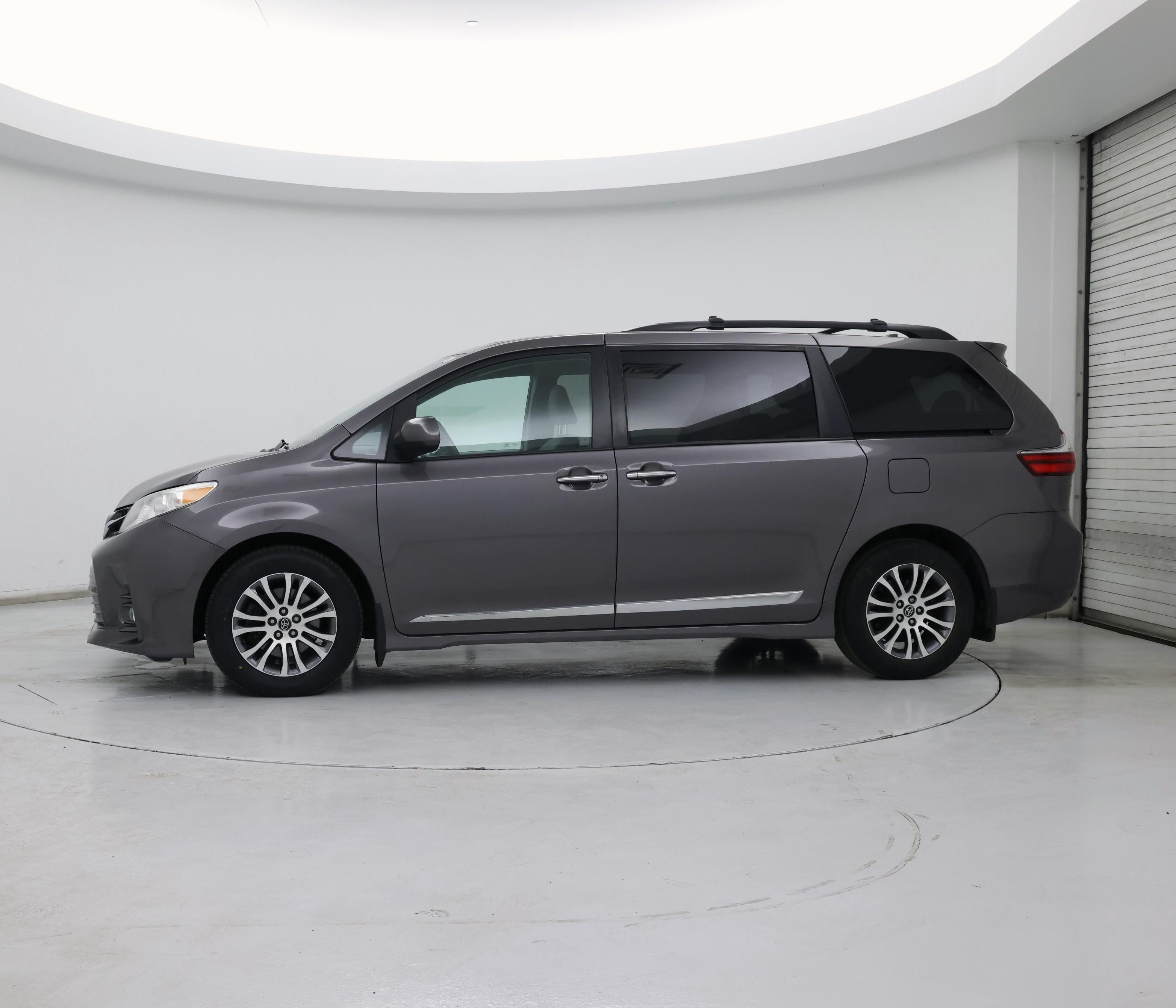 Thumbnail: 2020 Toyota Sienna - 3