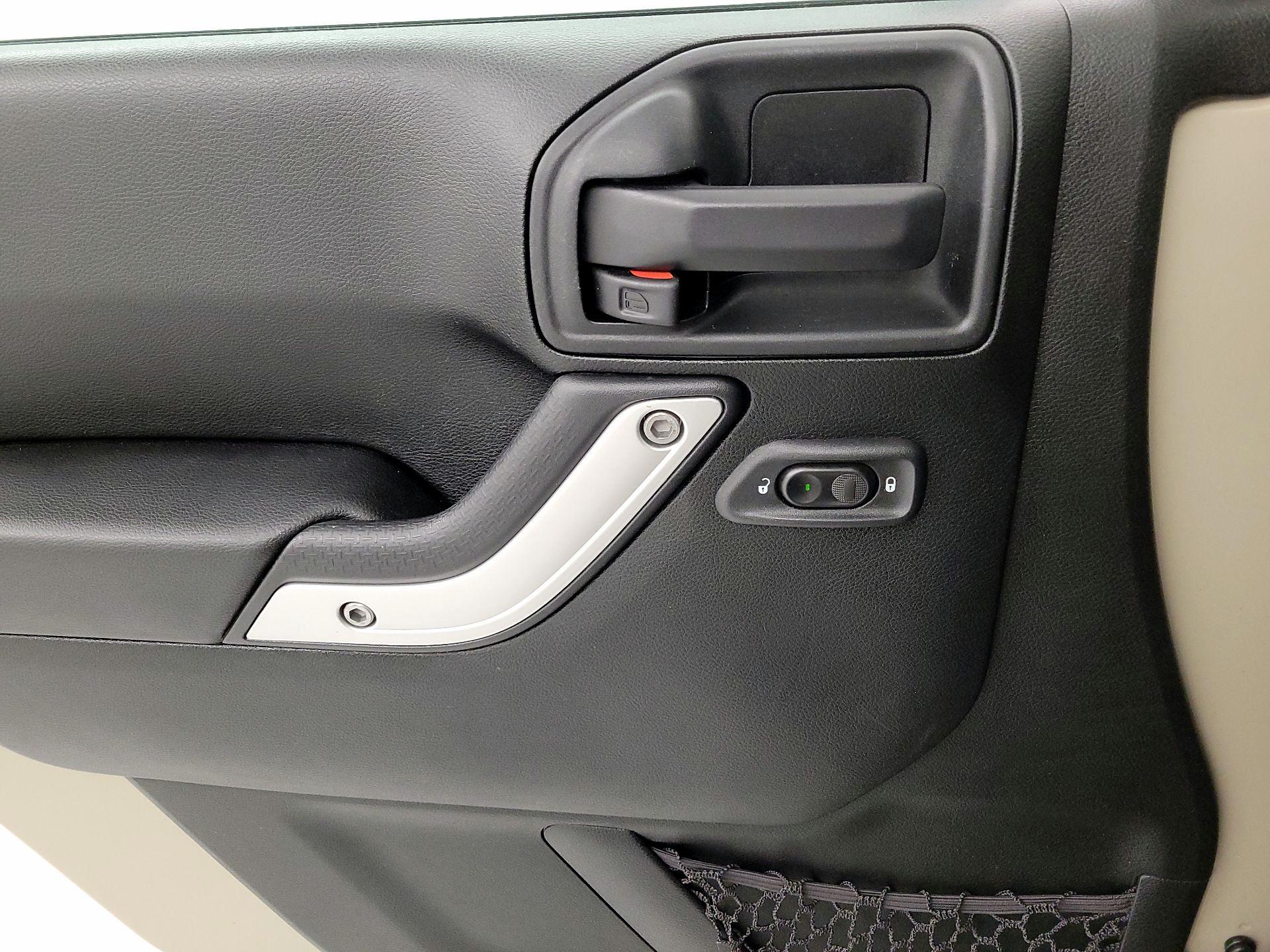 Thumbnail: 2017 Jeep Wrangler - 12