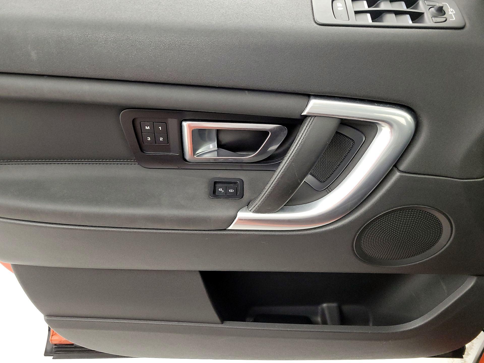 Thumbnail: 2017 Land Rover Discovery Sport - 12