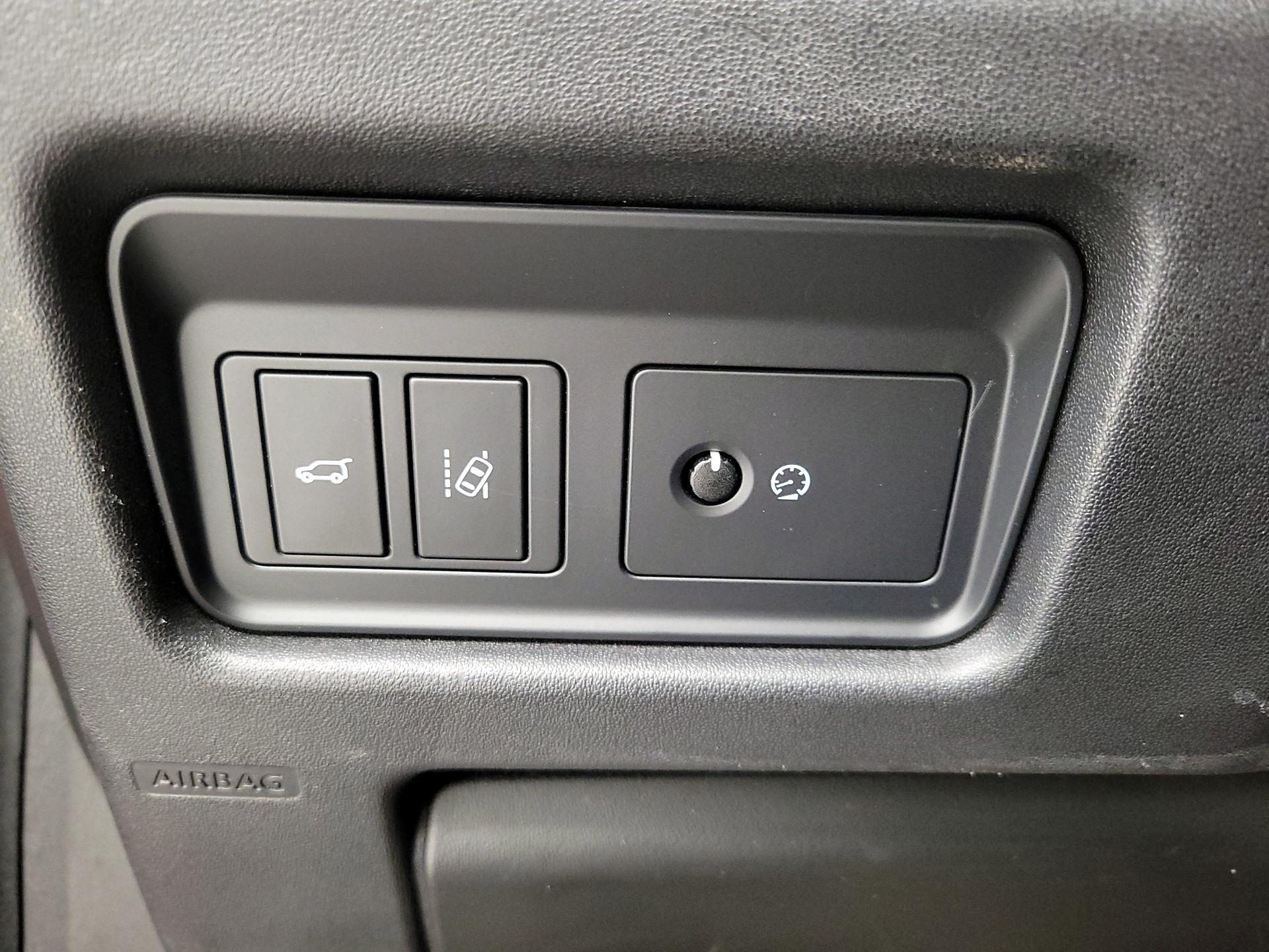 Thumbnail: 2017 Land Rover Discovery Sport - 13