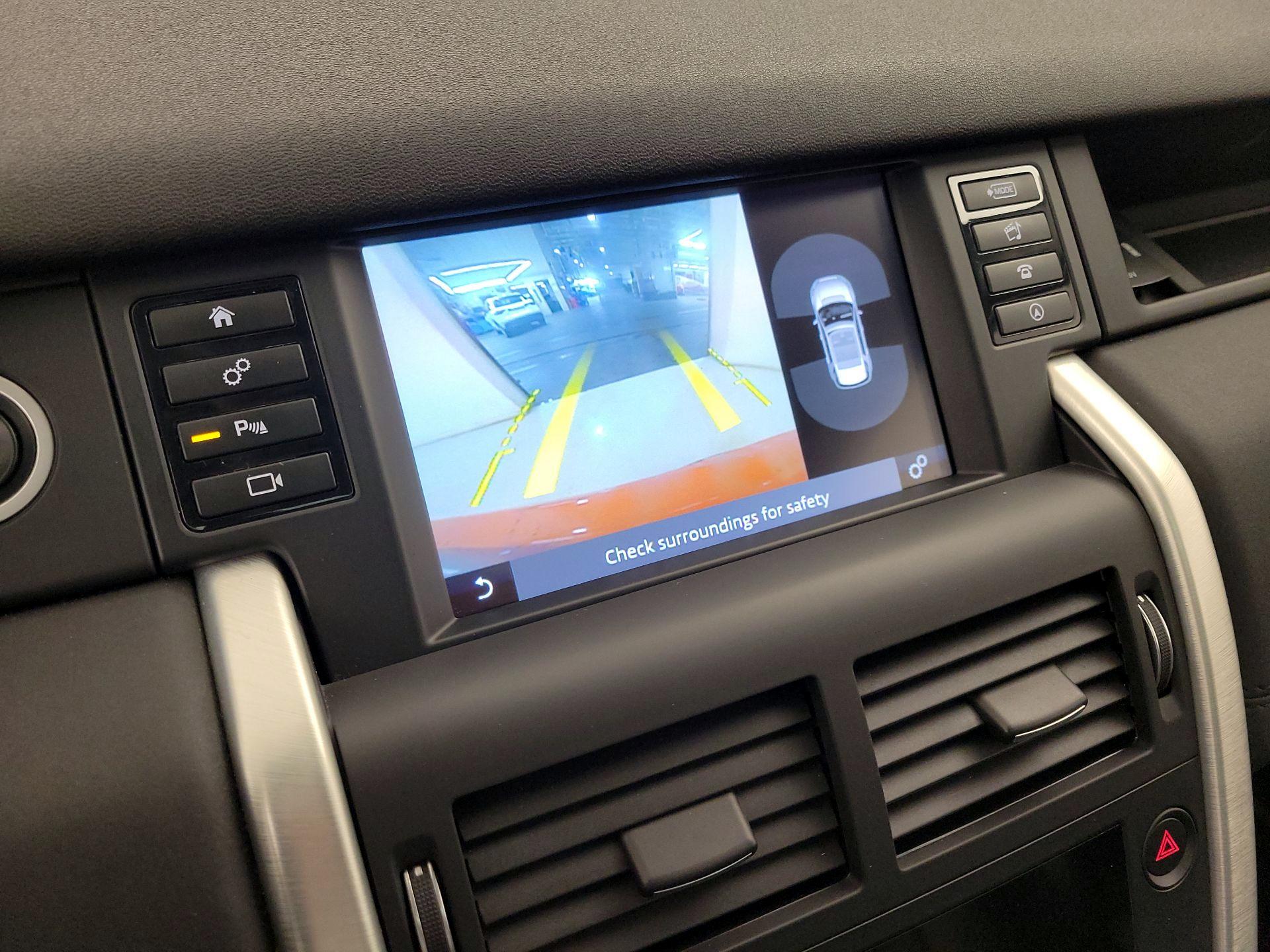 Thumbnail: 2017 Land Rover Discovery Sport - 14