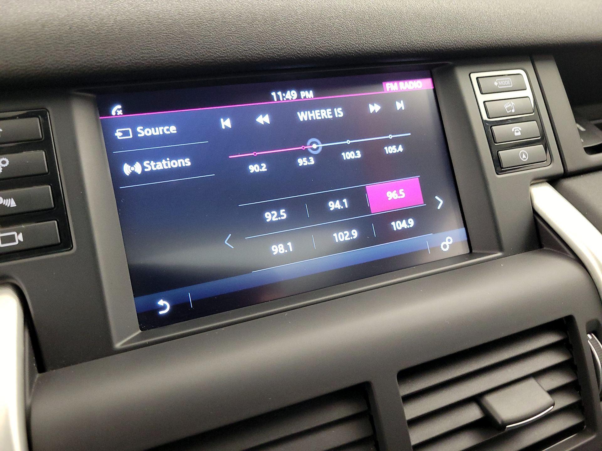 Thumbnail: 2017 Land Rover Discovery Sport - 15