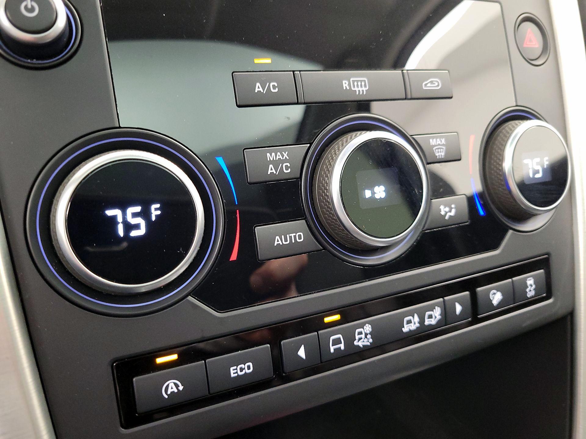 Thumbnail: 2017 Land Rover Discovery Sport - 16