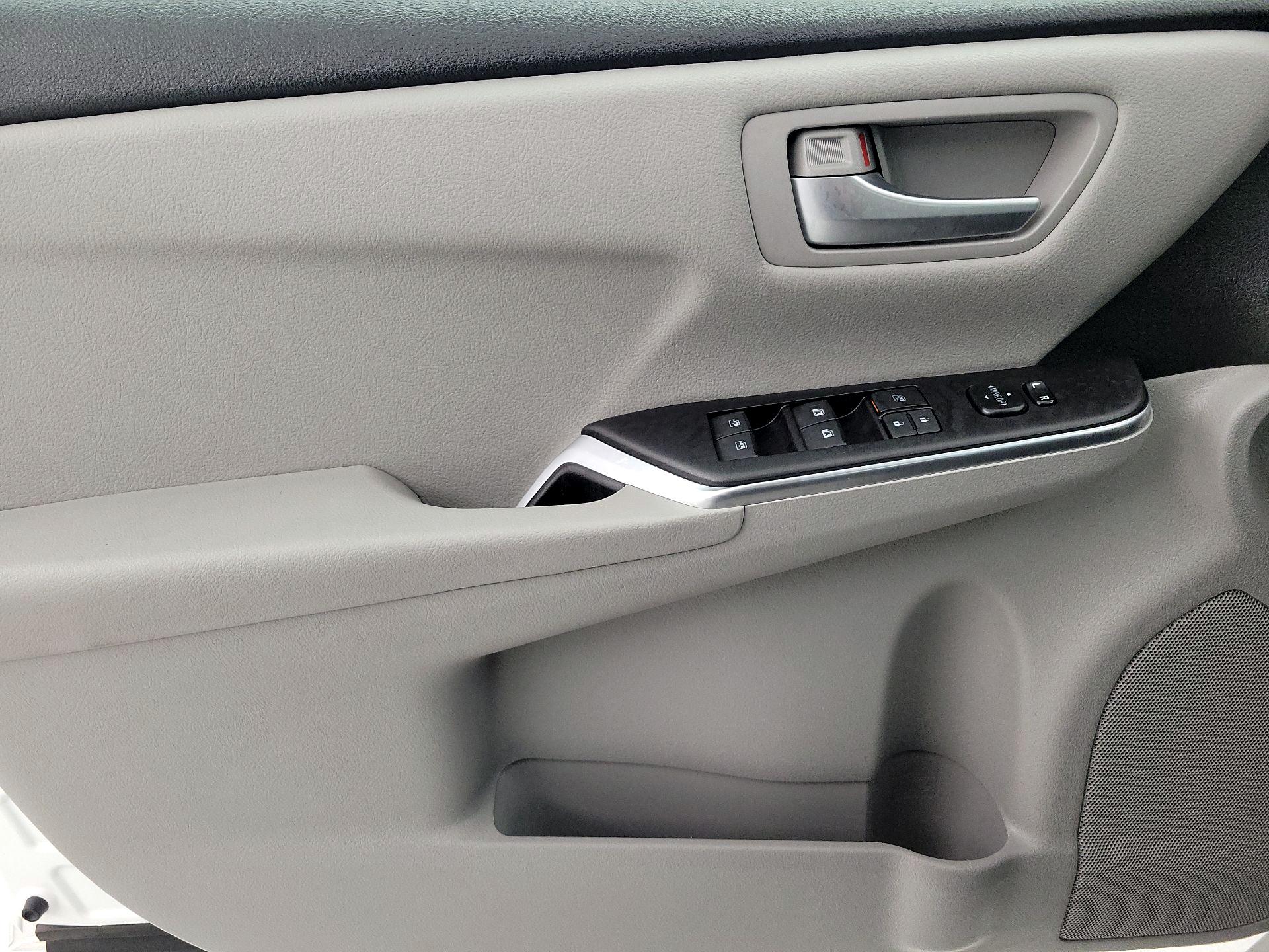 Thumbnail: 2016 Toyota Camry - 12