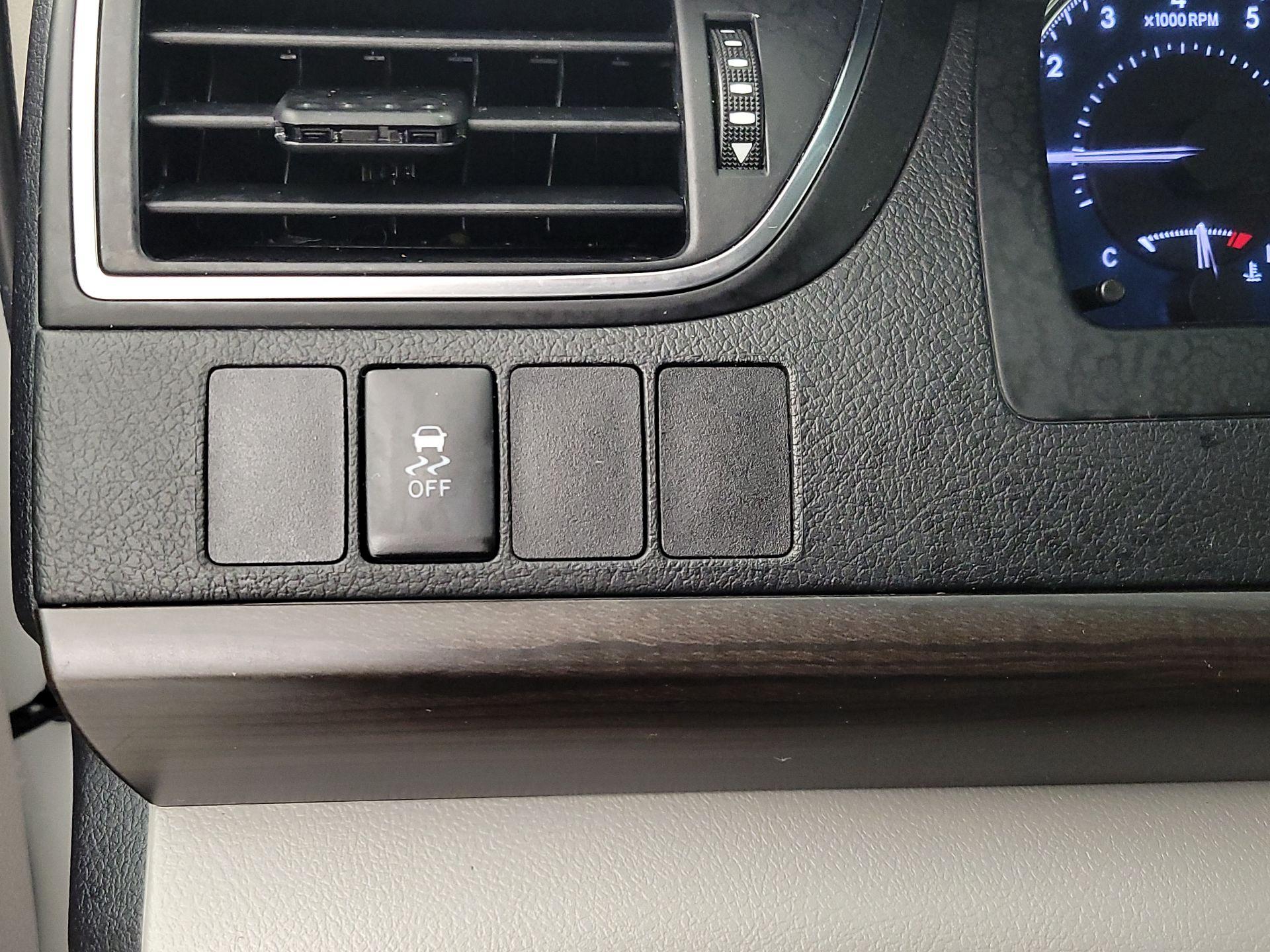 Thumbnail: 2016 Toyota Camry - 13