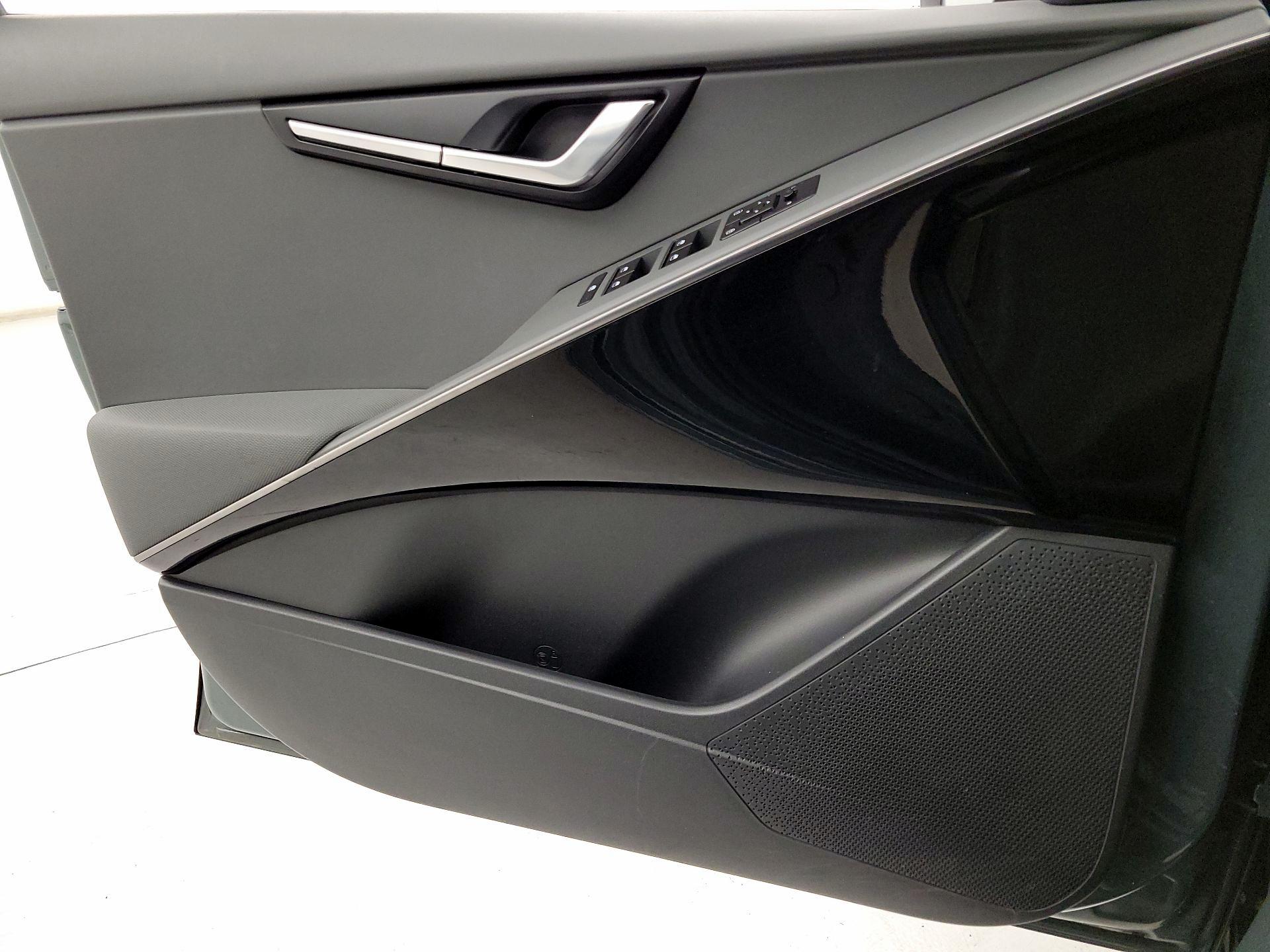 Thumbnail: 2023 Kia Niro - 12