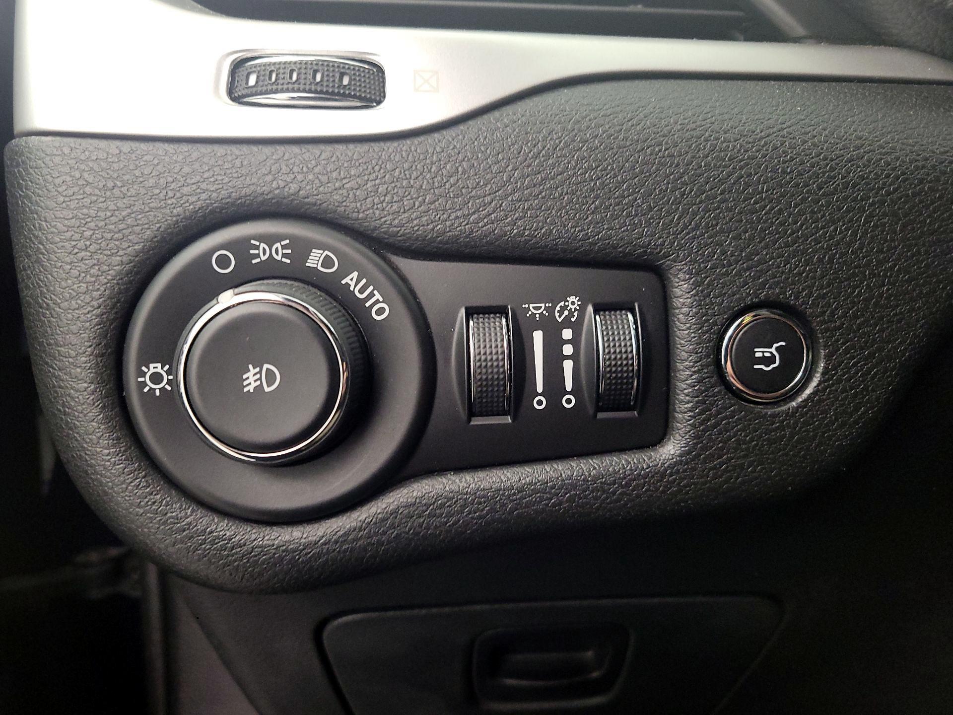 Thumbnail: 2015 Jeep Cherokee - 13