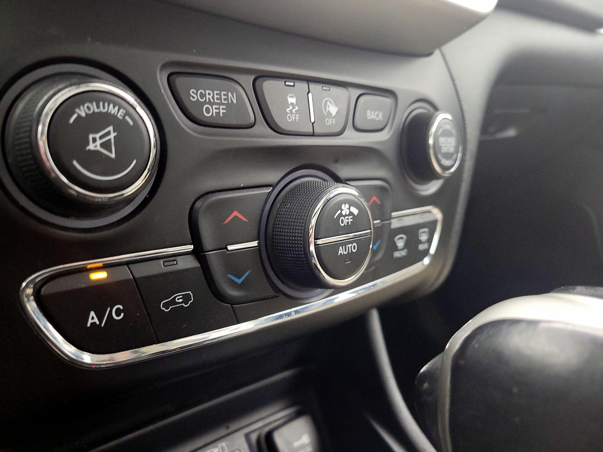Thumbnail: 2015 Jeep Cherokee - 17