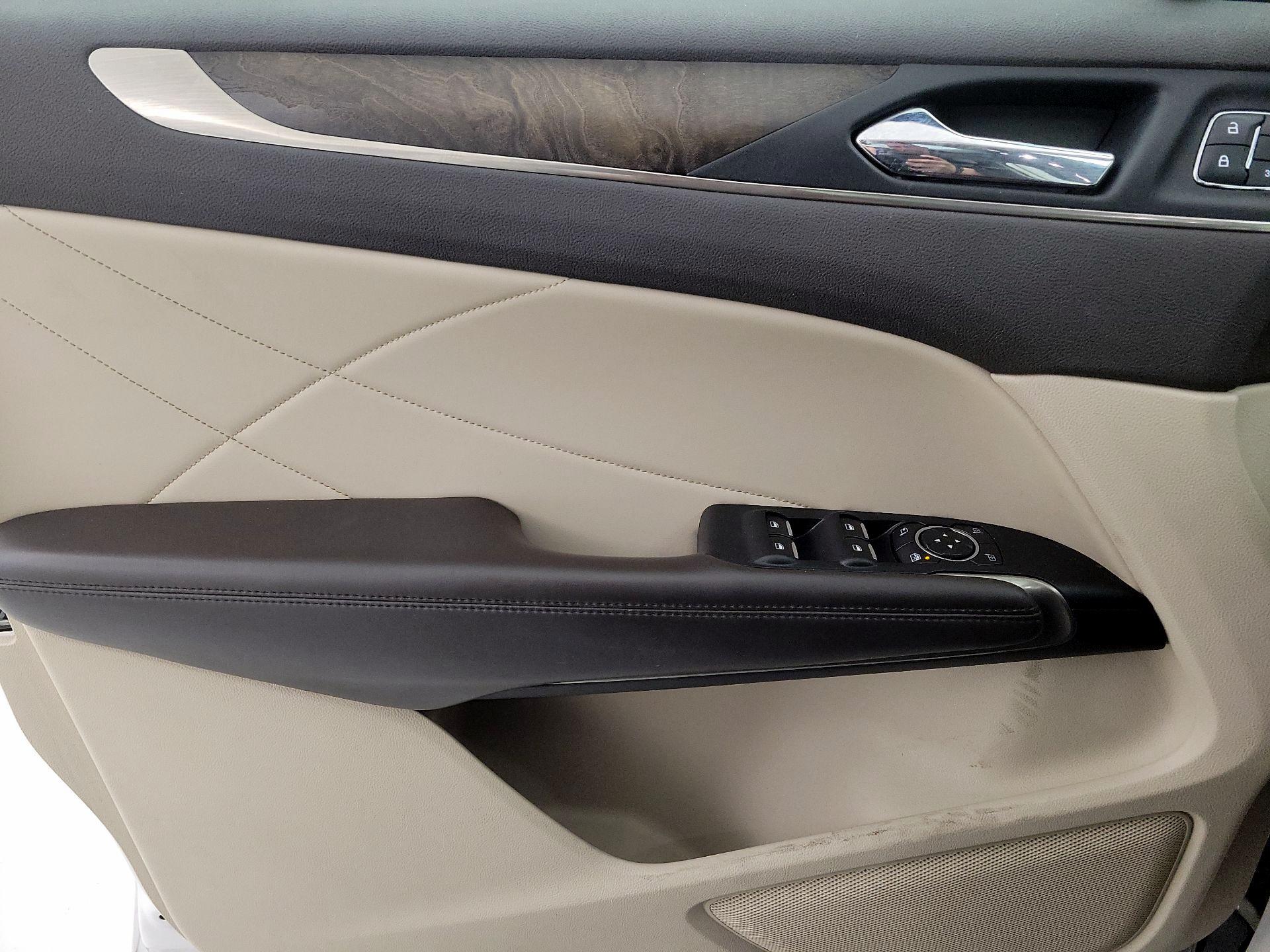 Thumbnail: 2017 Lincoln MKC - 12