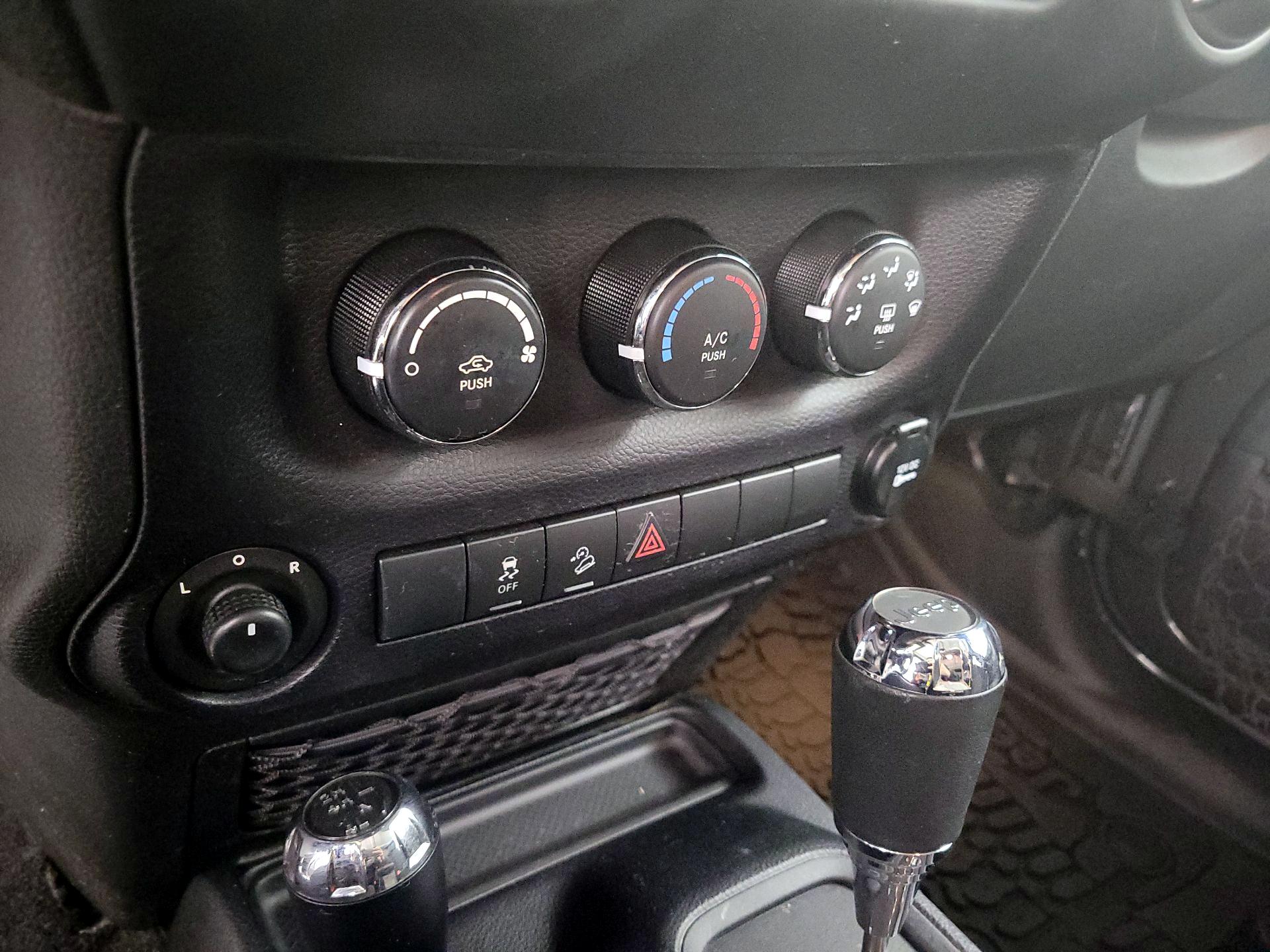 Thumbnail: 2014 Jeep Wrangler - 14