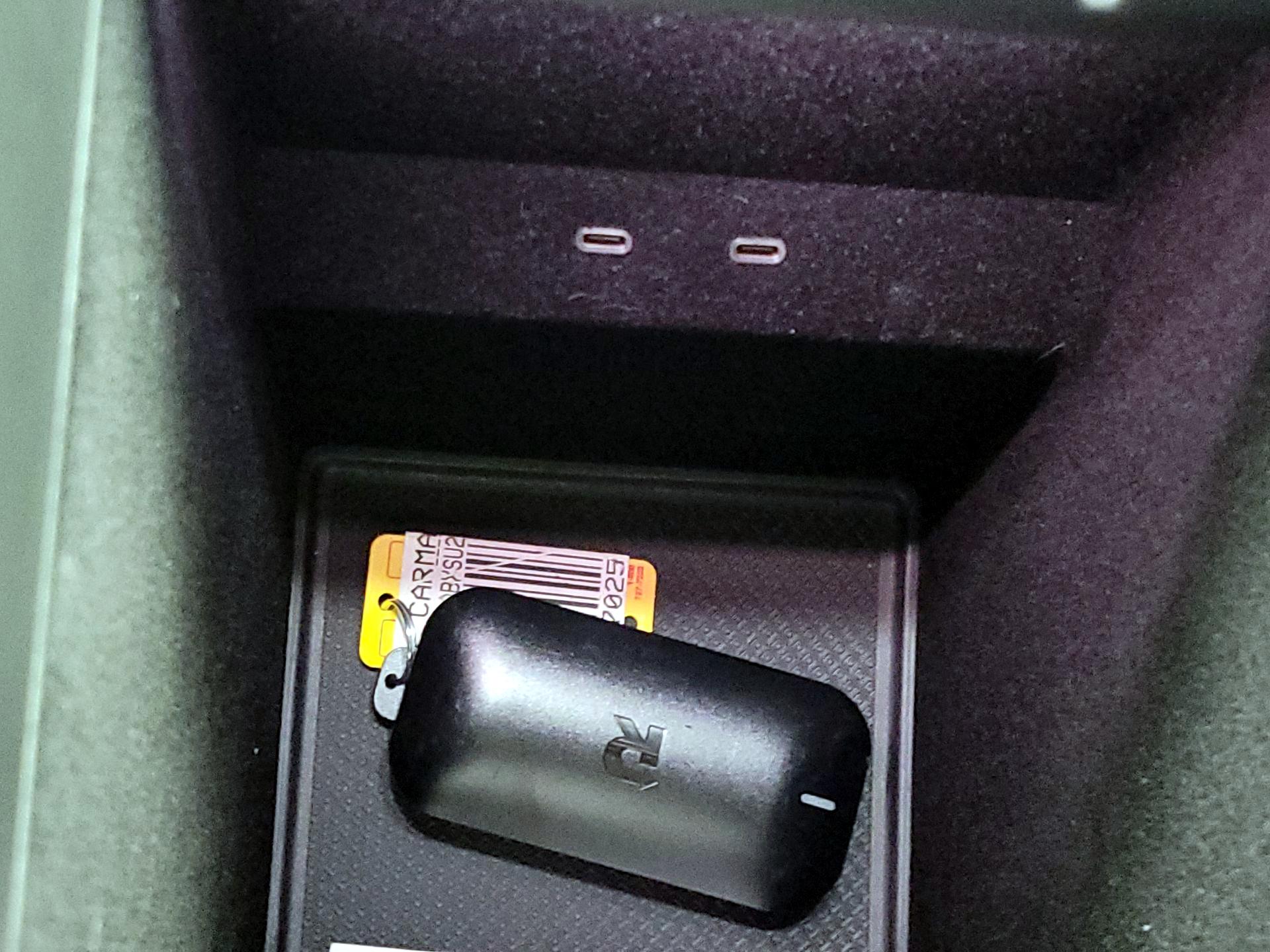 Thumbnail: 2025 Rivian R1S - 18
