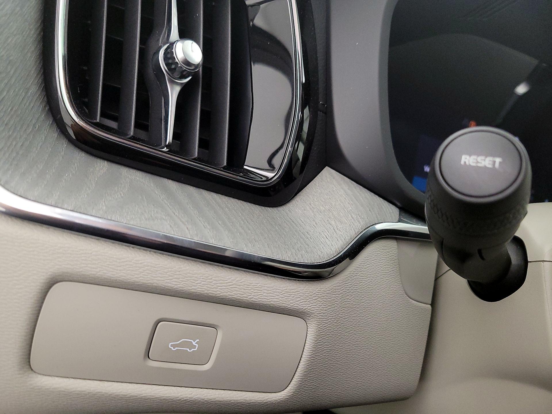 Thumbnail: 2025 Volvo XC60 - 13