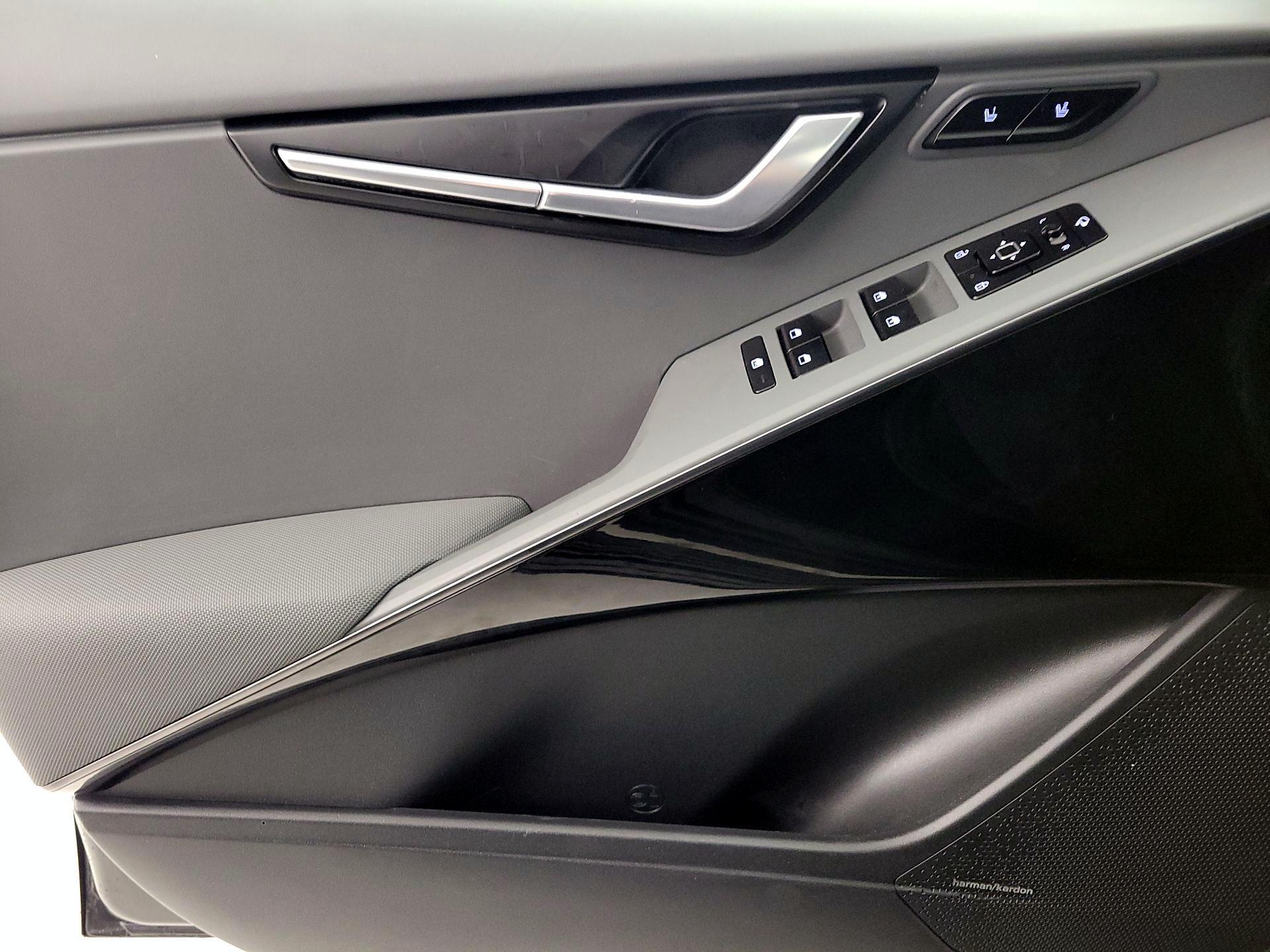 Thumbnail: 2023 Kia Niro - 12