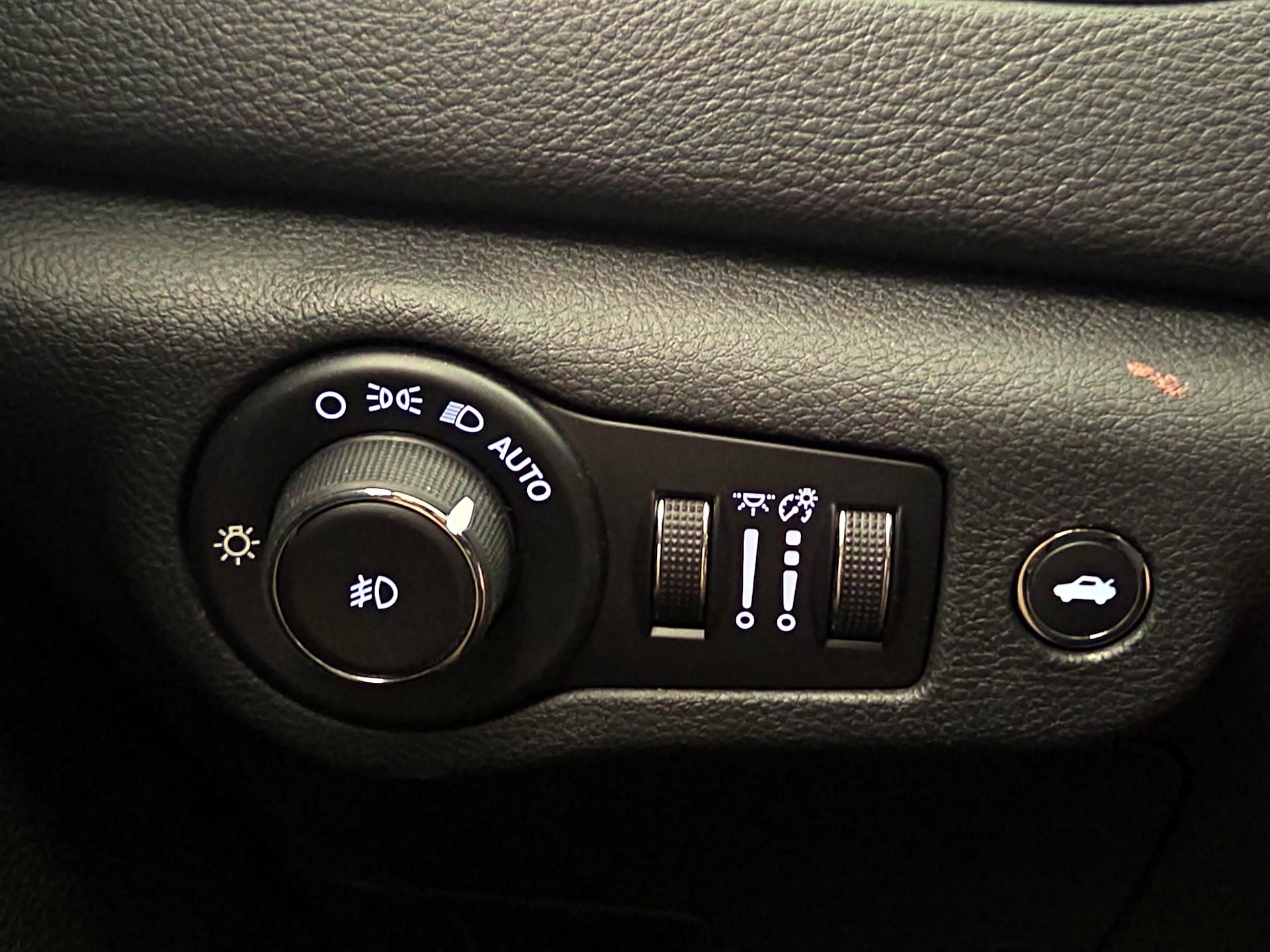 Thumbnail: 2015 Chrysler 200 - 13