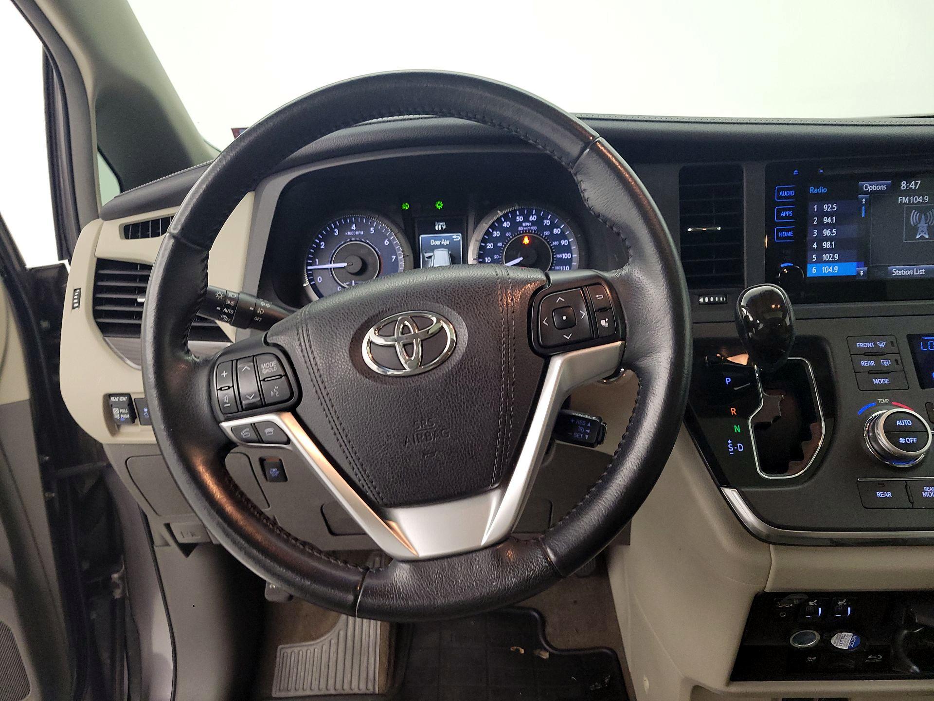 Thumbnail: 2015 Toyota Sienna - 10