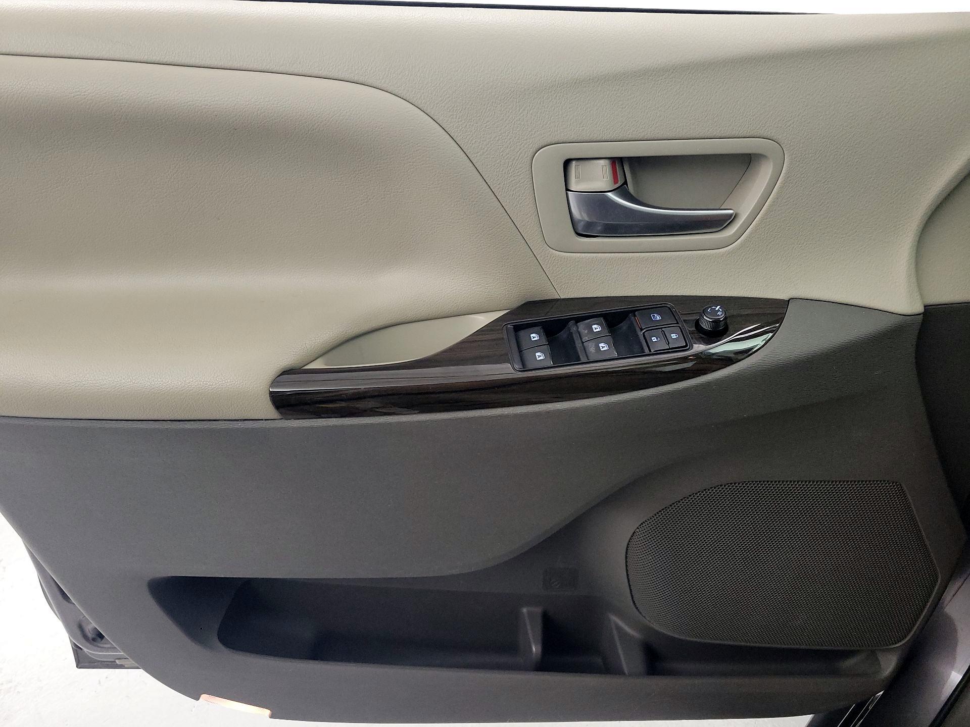 Thumbnail: 2015 Toyota Sienna - 12