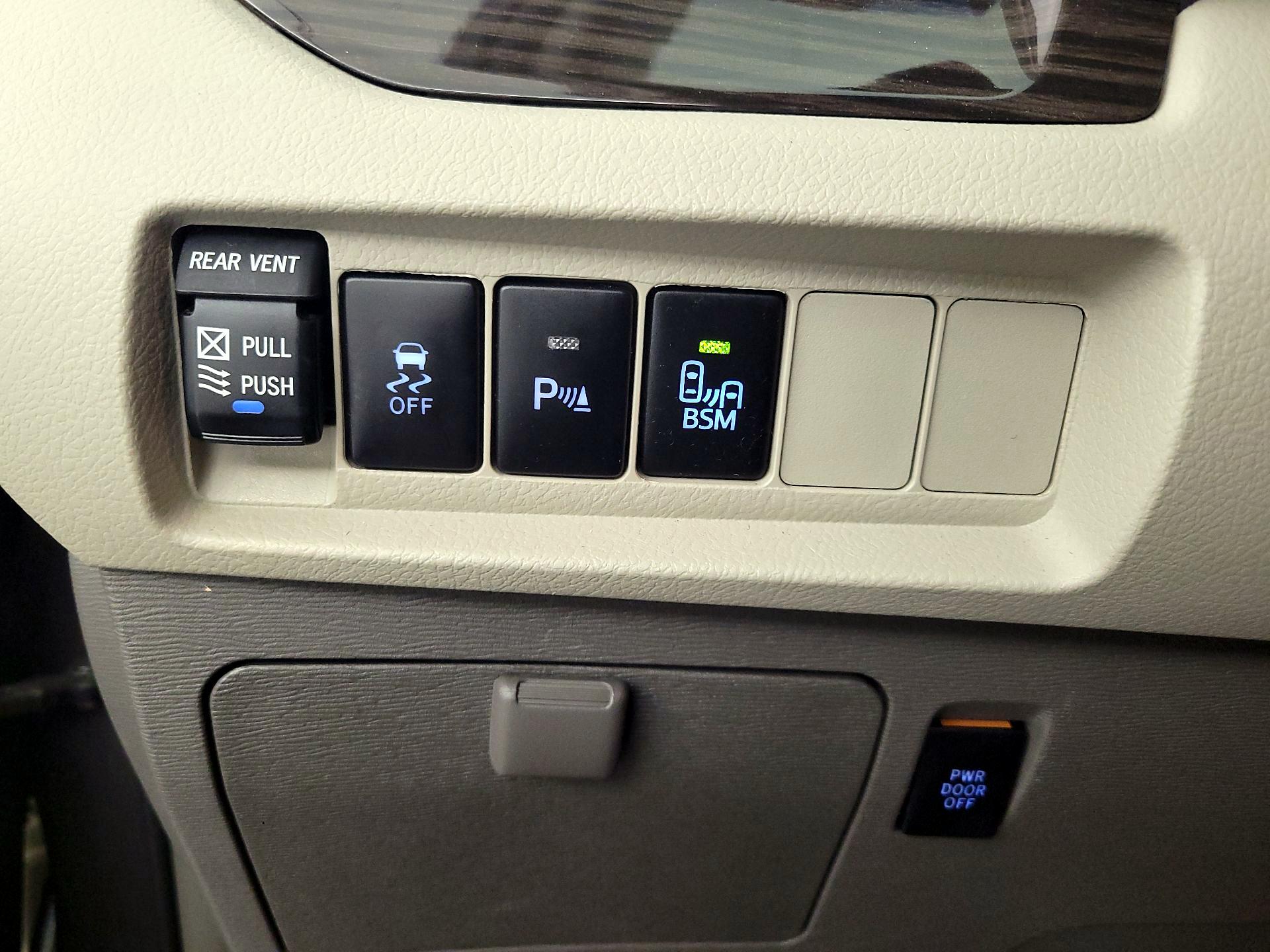 Thumbnail: 2015 Toyota Sienna - 13
