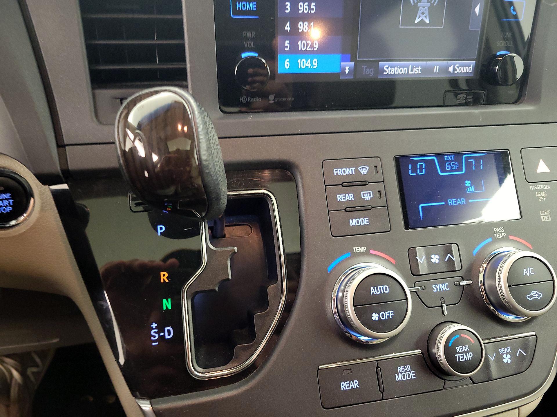 Thumbnail: 2015 Toyota Sienna - 17