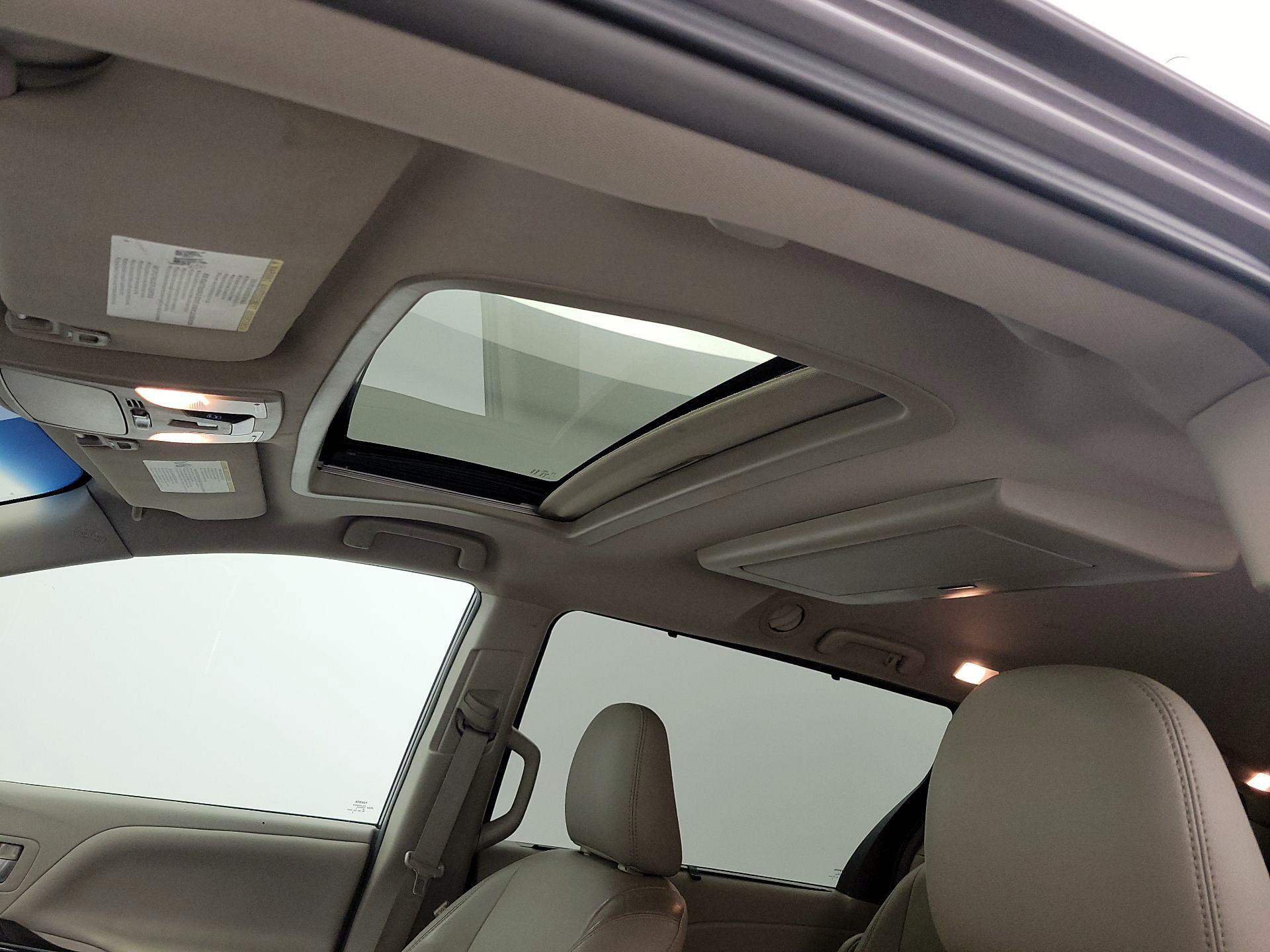 Thumbnail: 2015 Toyota Sienna - 19