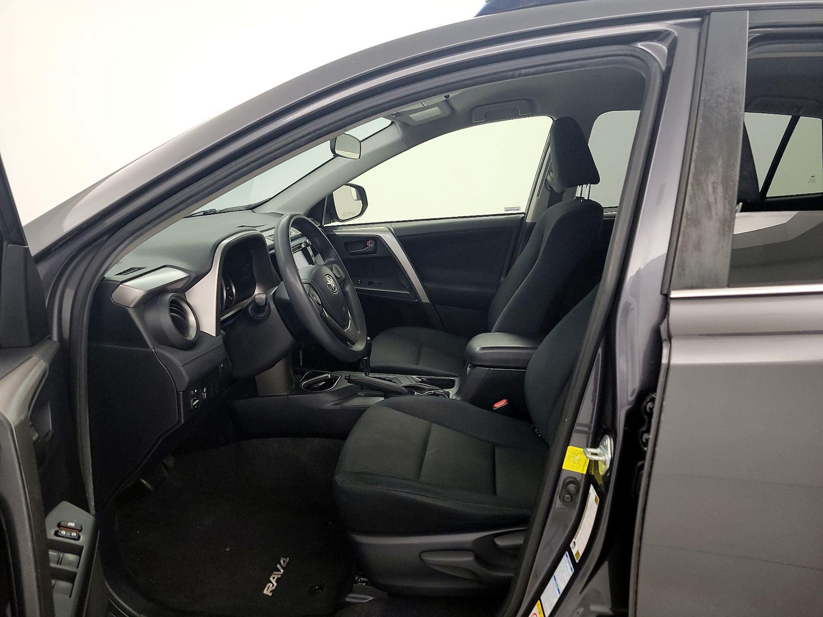 2016 Toyota RAV4 LE - Photo 12