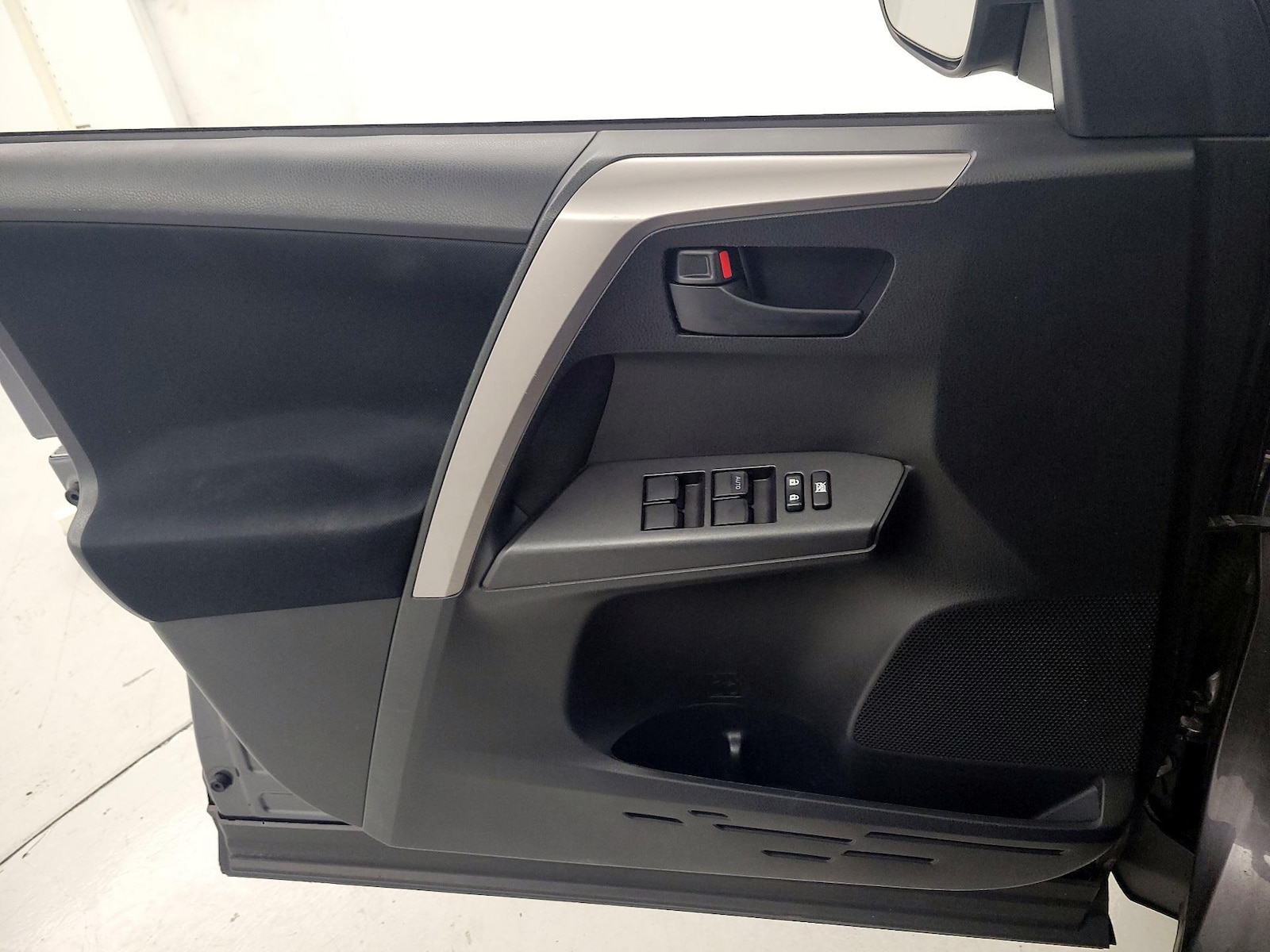 2016 Toyota RAV4 LE - Photo 13