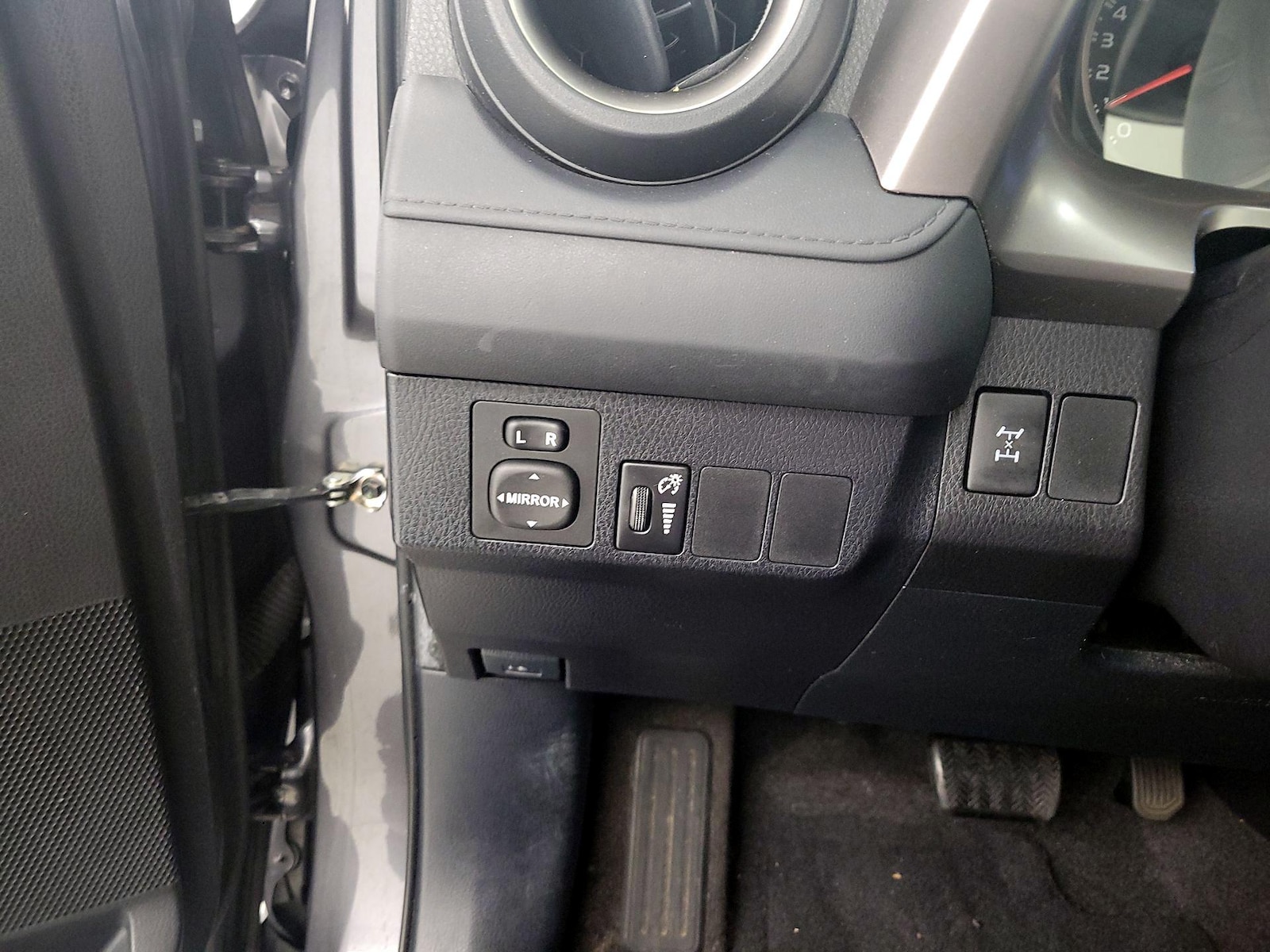 2016 Toyota RAV4 LE - Photo 14