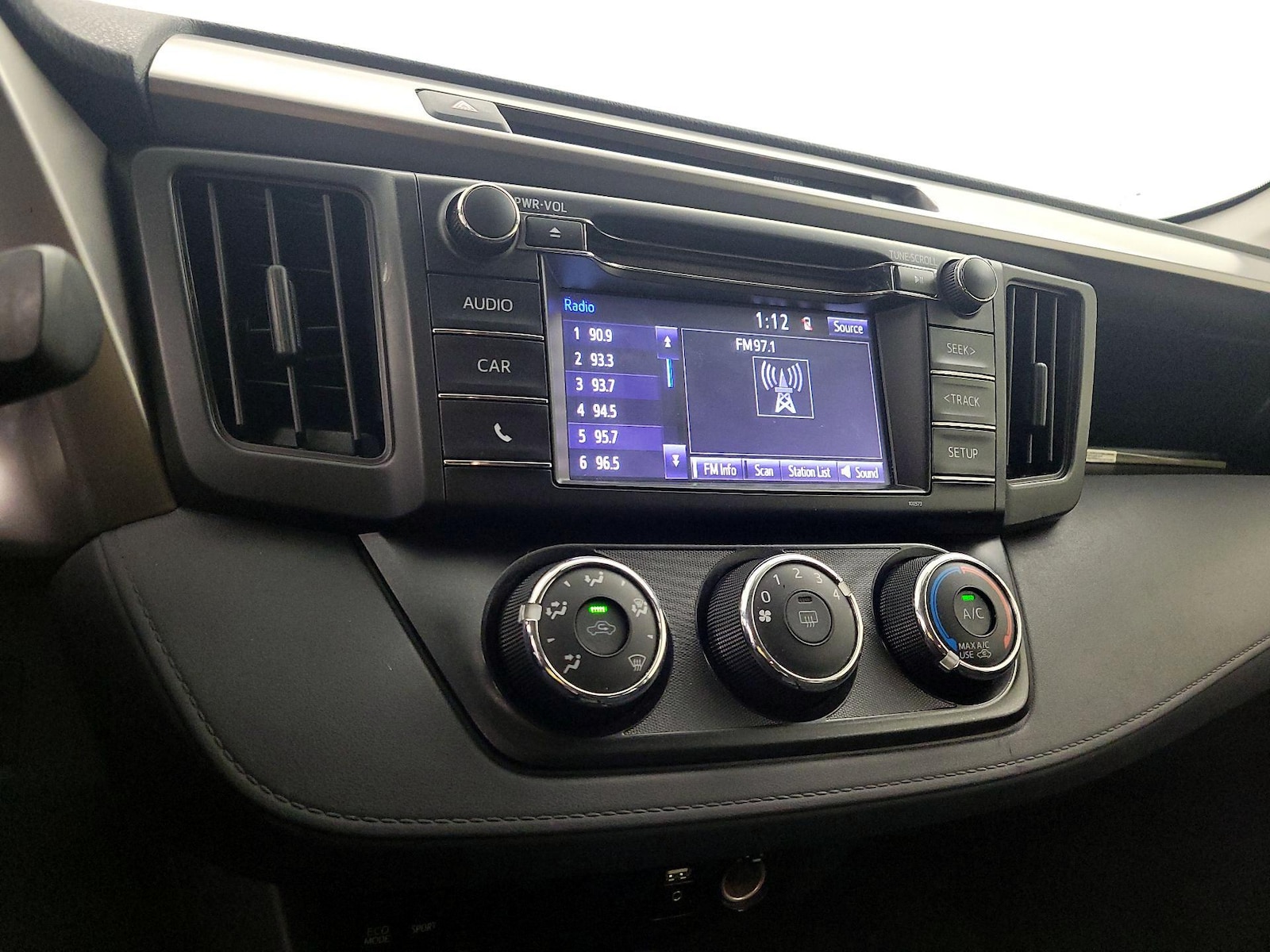 2016 Toyota RAV4 LE - Photo 16