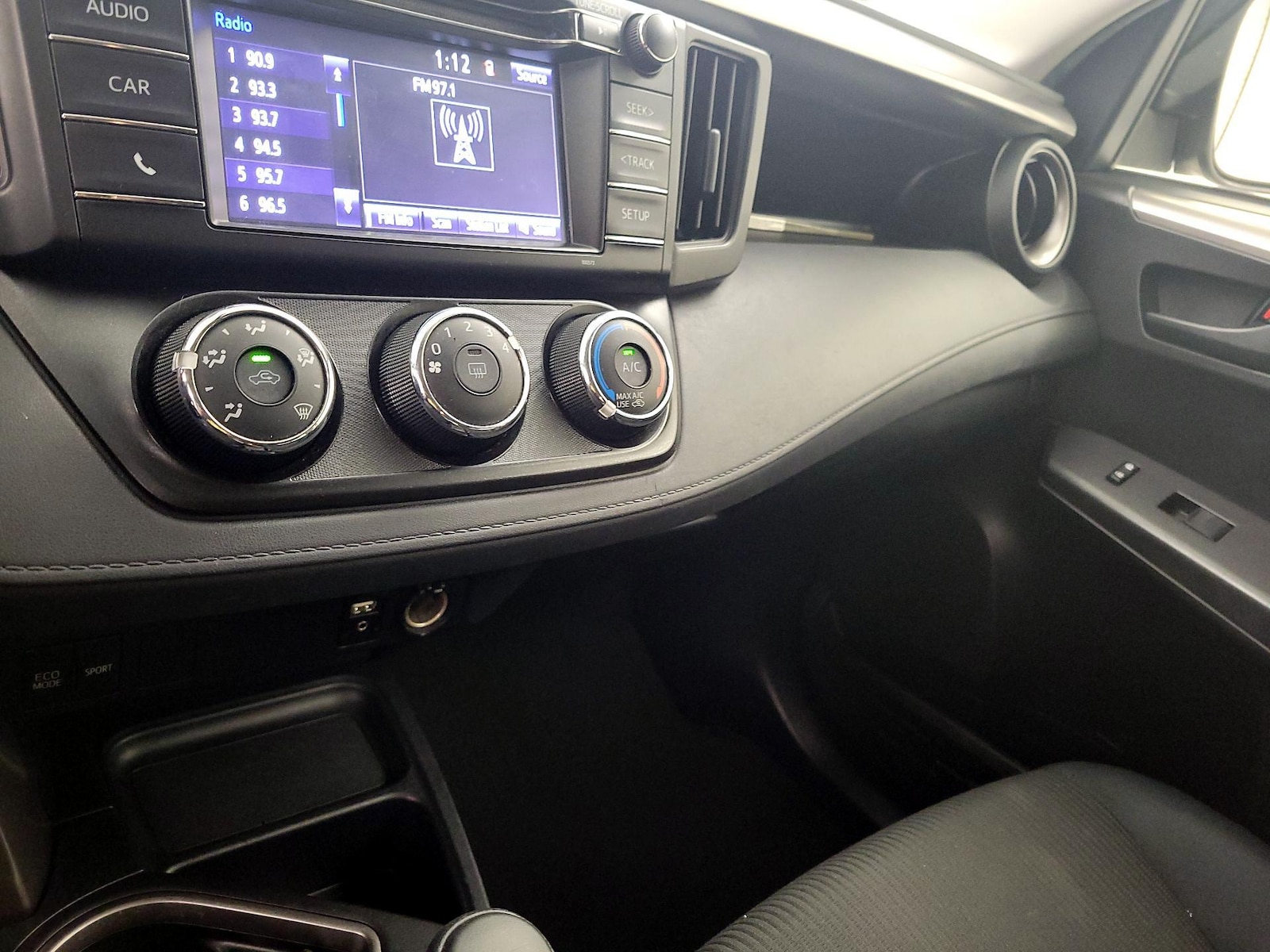 2016 Toyota RAV4 LE - Photo 17