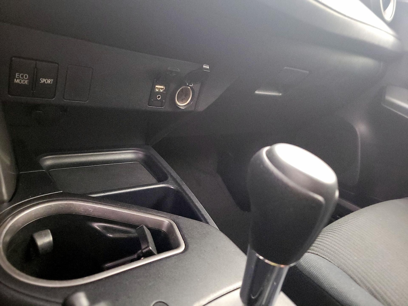 2016 Toyota RAV4 LE - Photo 19