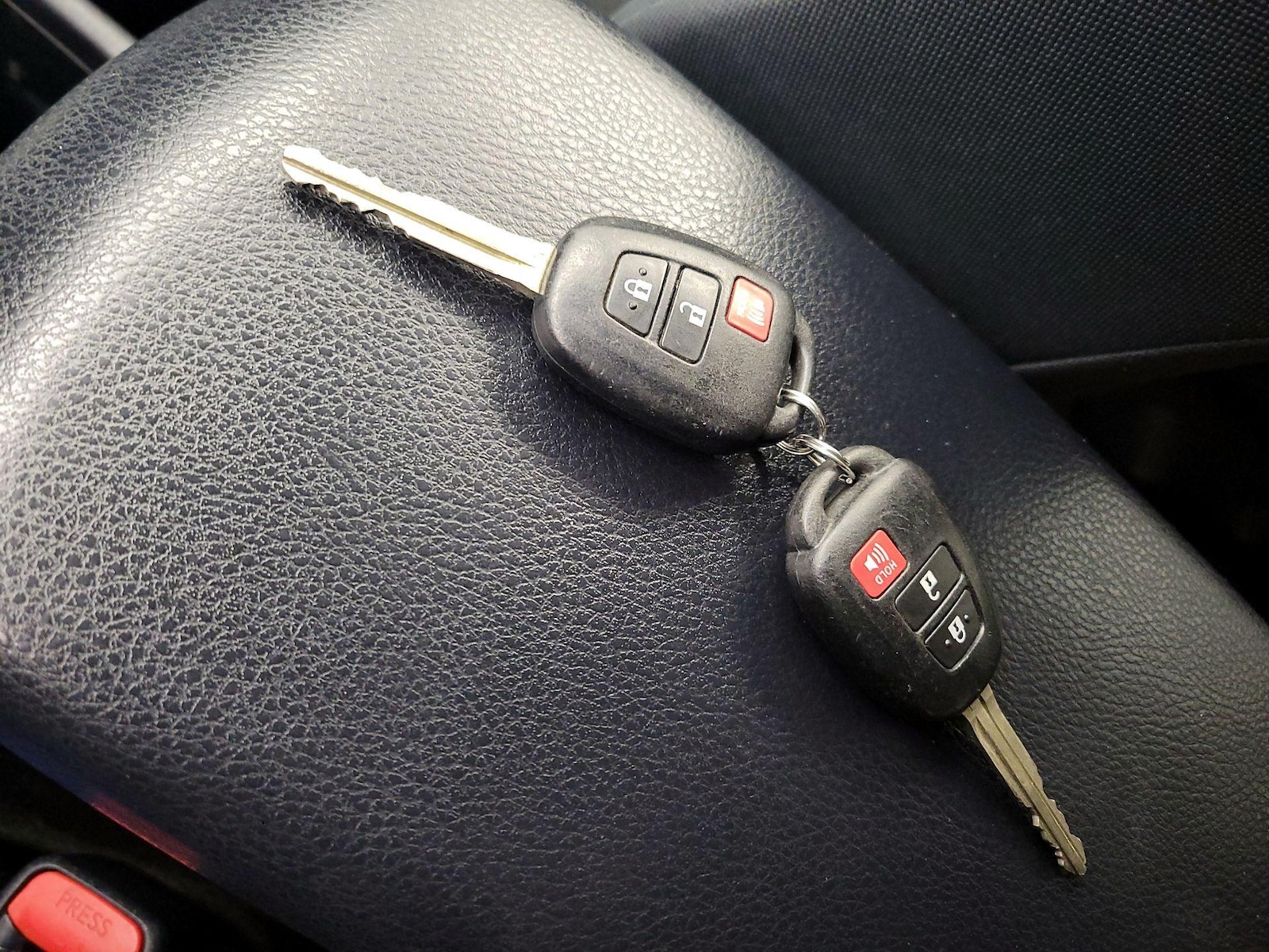 2016 Toyota RAV4 LE - Photo 23