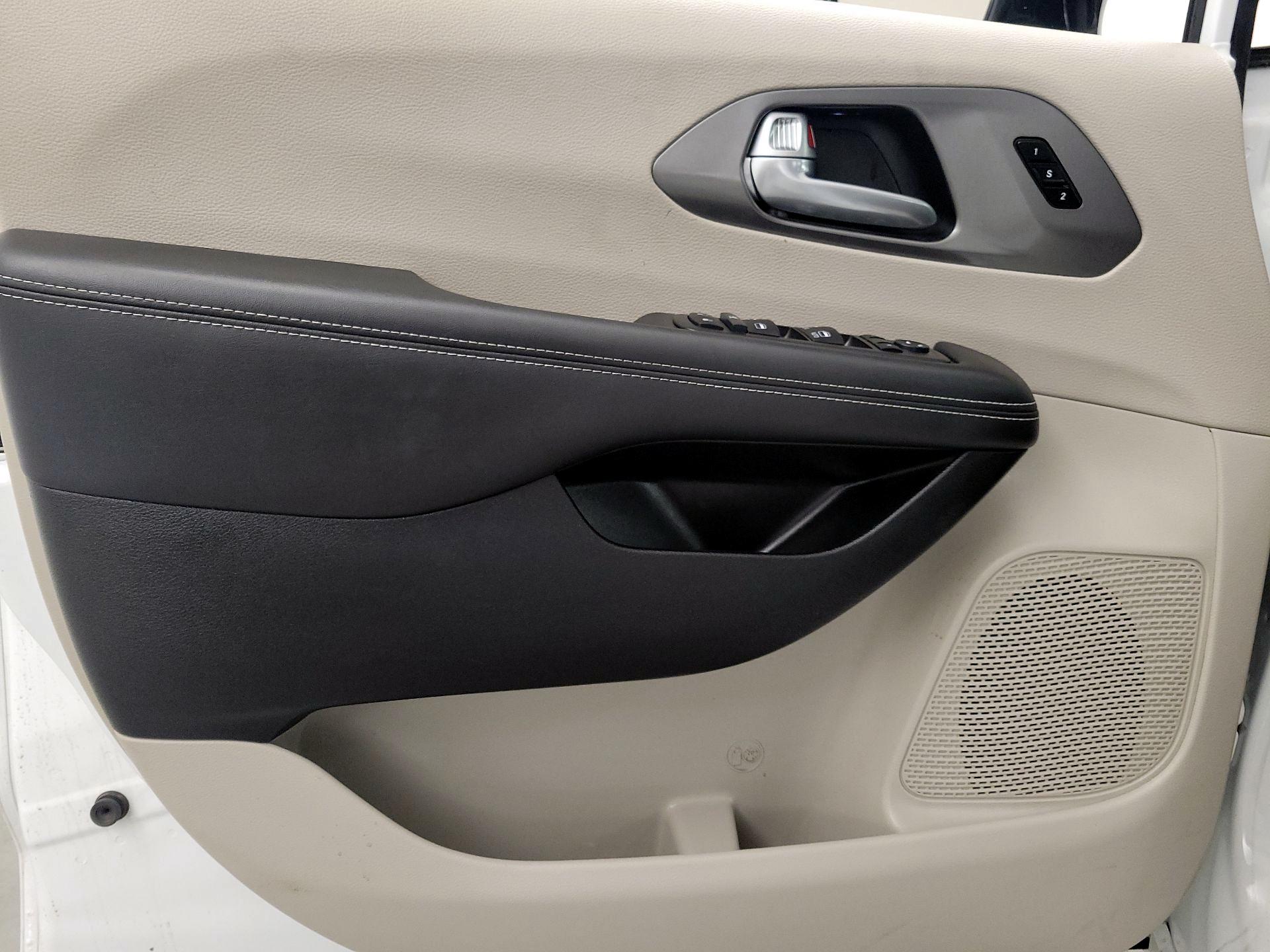 Thumbnail: 2024 Chrysler Pacifica - 12