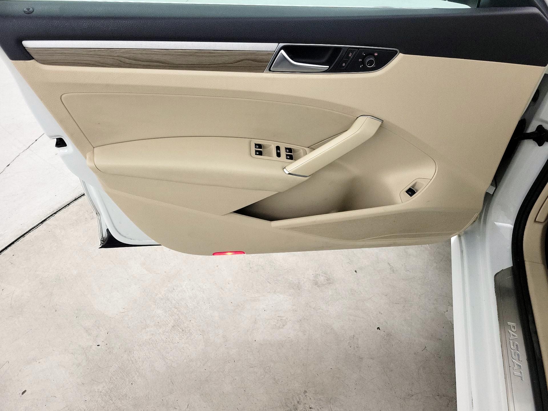 Thumbnail: 2017 Volkswagen Passat - 12