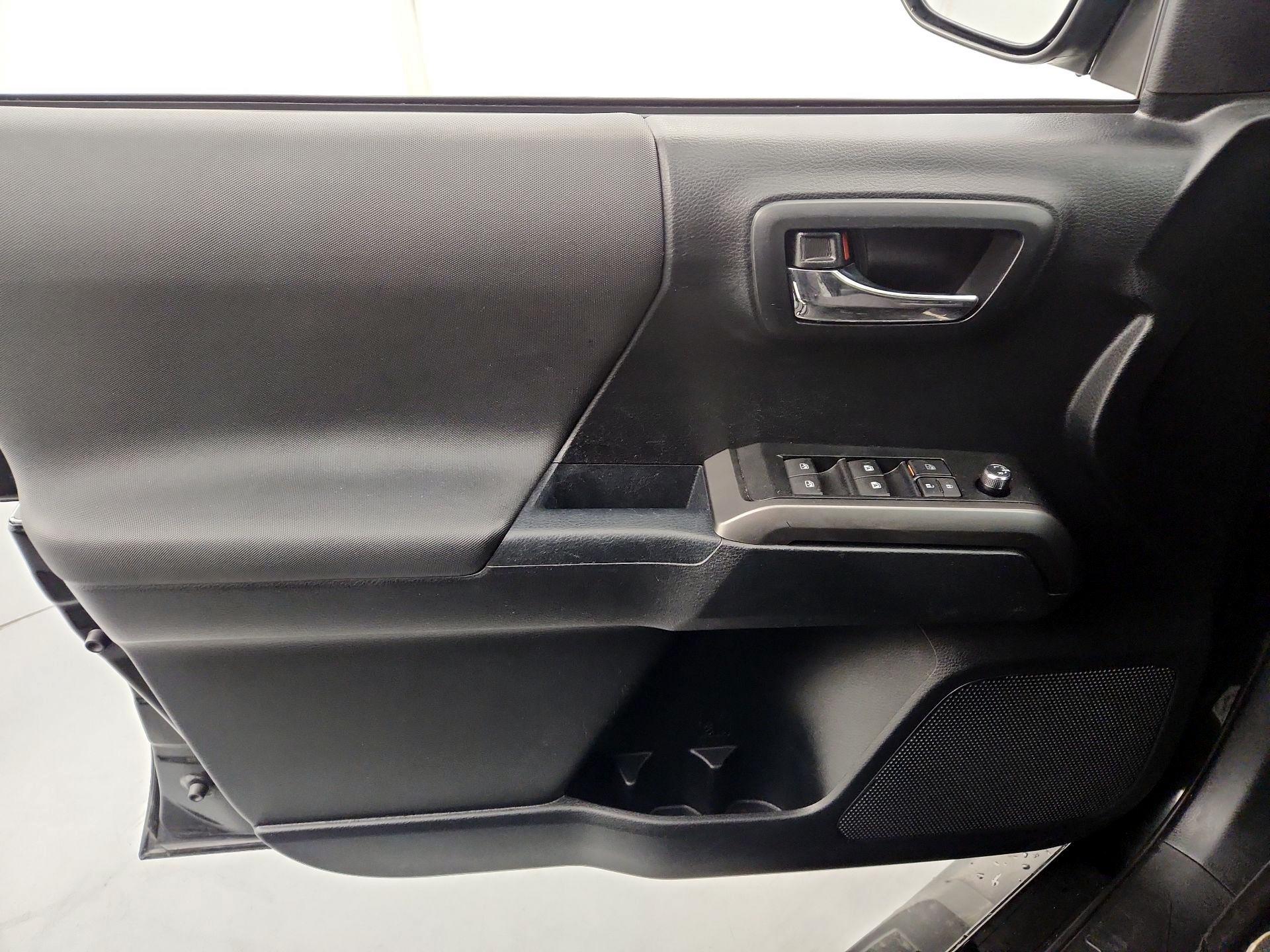 Thumbnail: 2018 Toyota Tacoma - 12