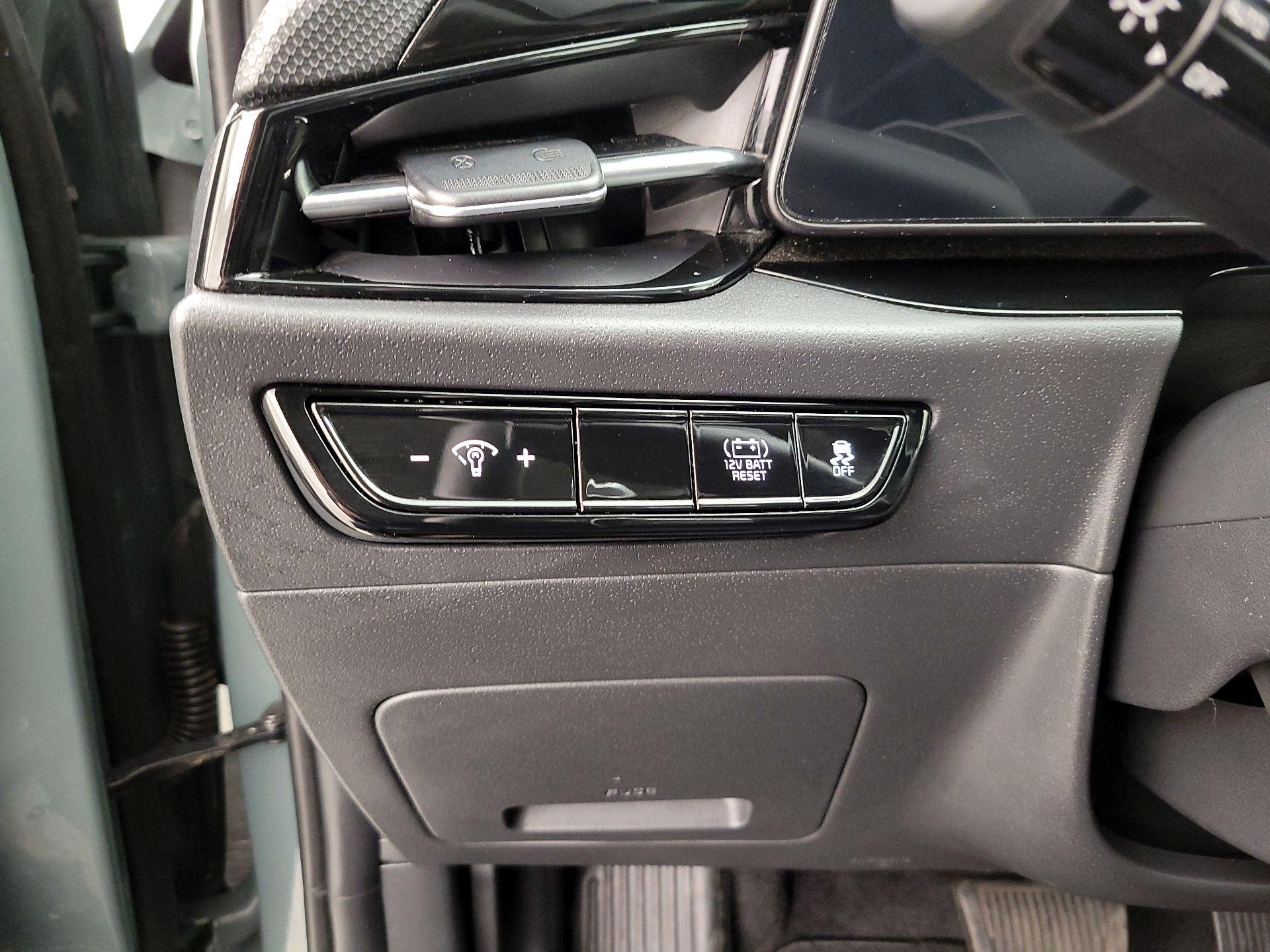 Thumbnail: 2023 Kia Niro - 13