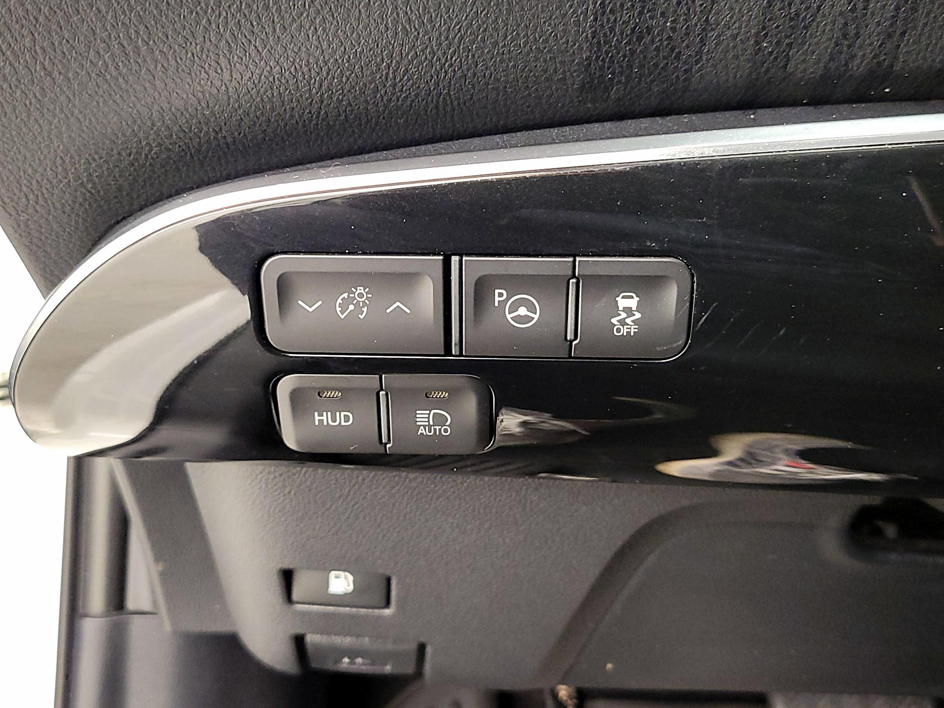 Thumbnail: 2018 Toyota Prius - 13